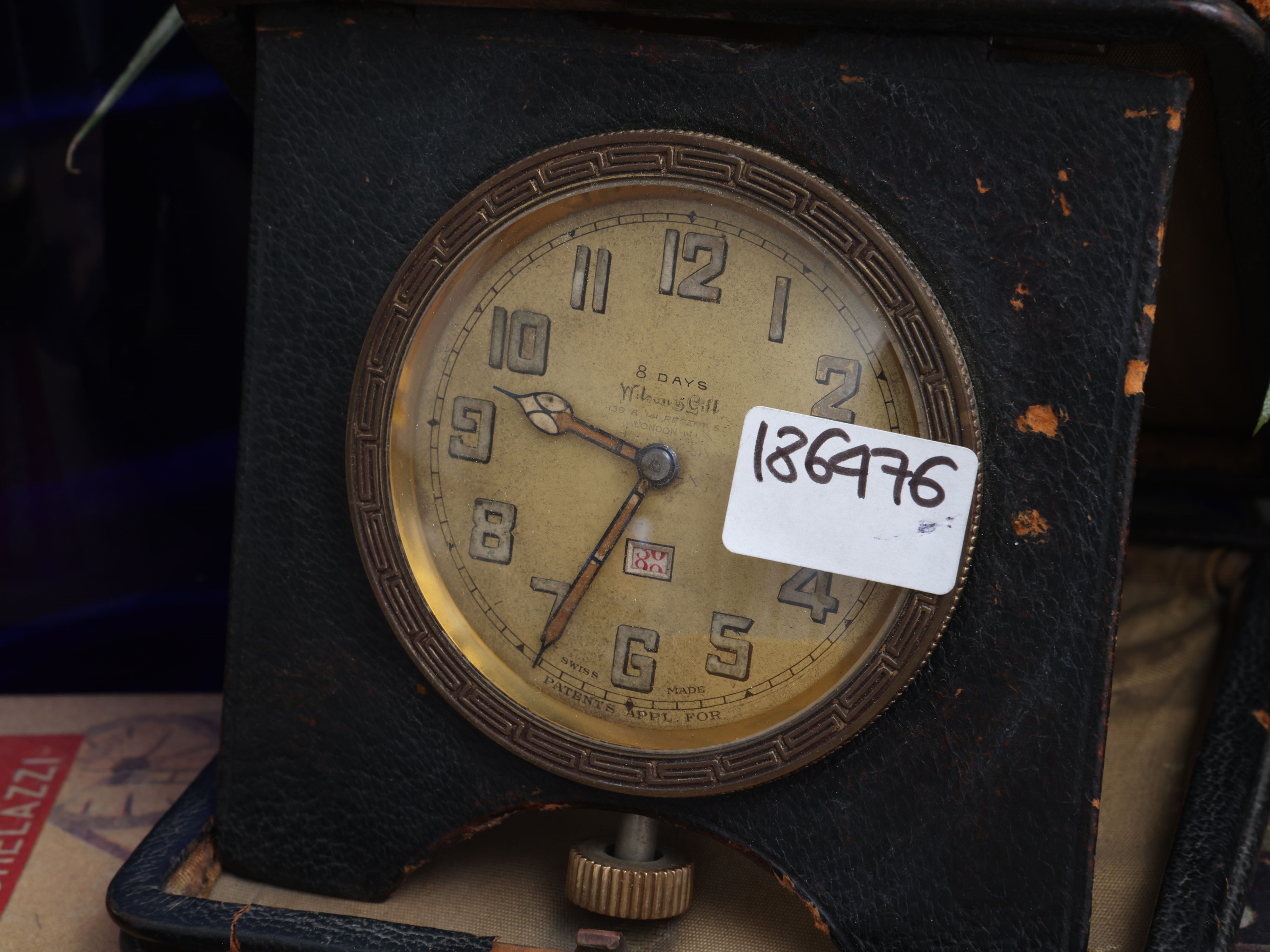 Lotto di curiosità, salver in metallo argentato in stile Liberty, teiera in peltro e orologio da ...