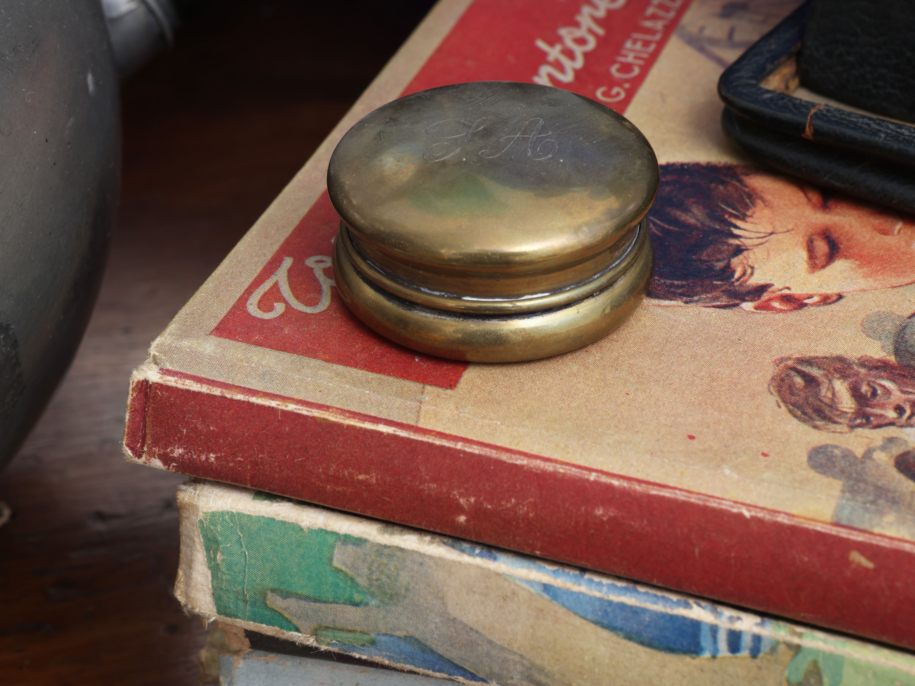 Lotto di curiosità, salver in metallo argentato in stile Liberty, teiera in peltro e orologio da ...