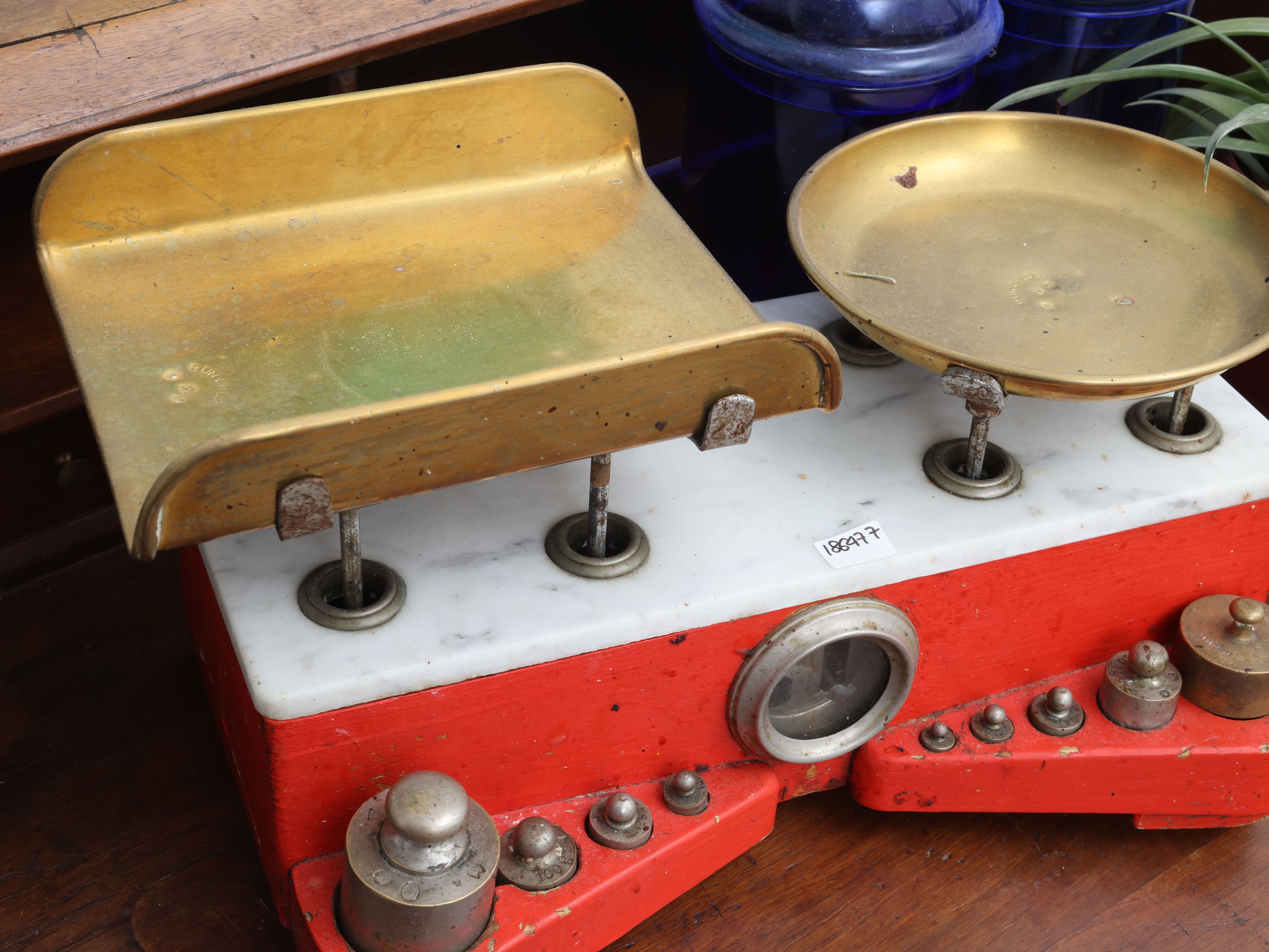 Bilancia da cucina in legno dipinto arancio, piano in marmo e piatti in ottone, inizio XX secolo