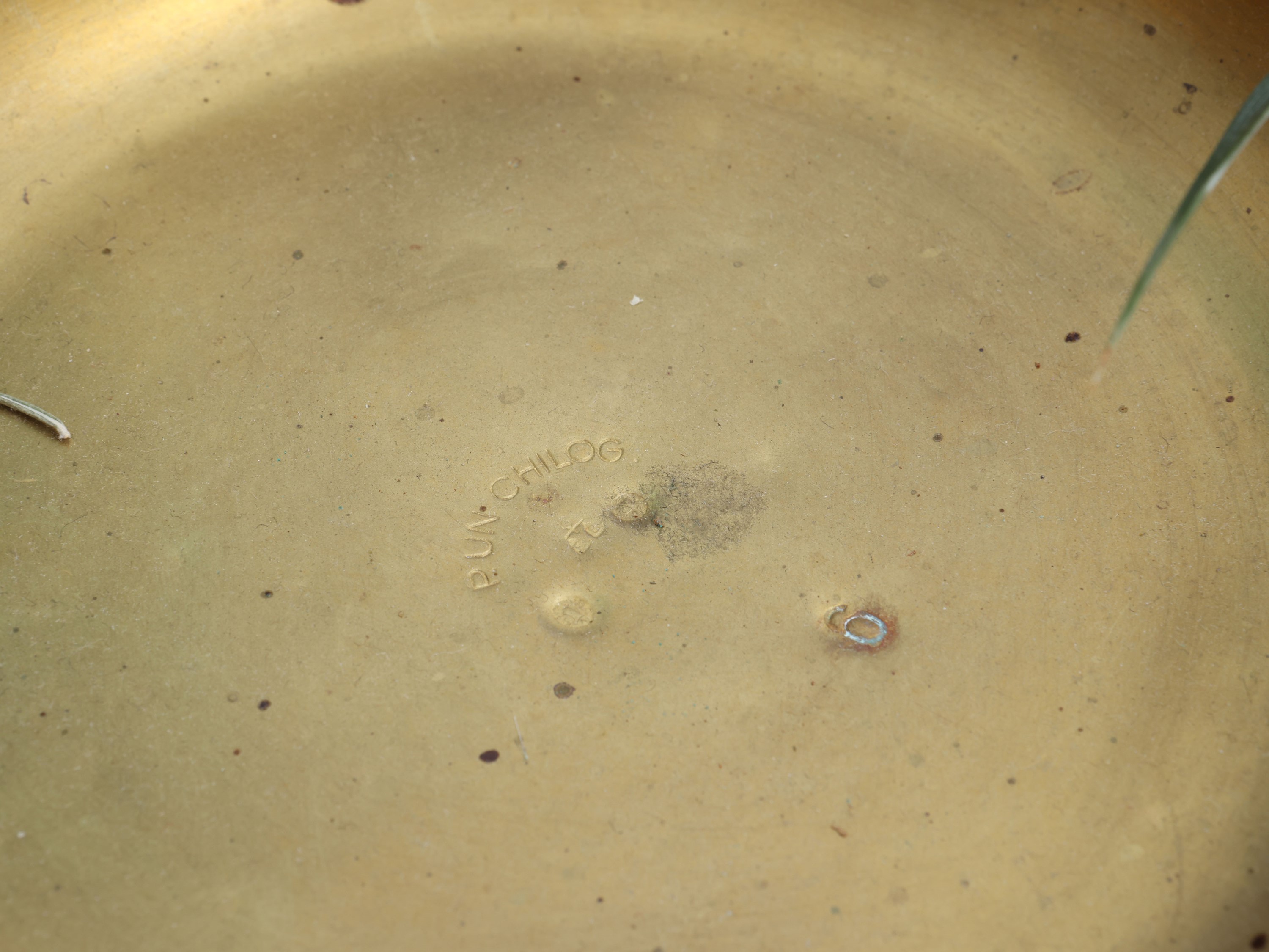 Bilancia da cucina in legno dipinto arancio, piano in marmo e piatti in ottone, inizio XX secolo
