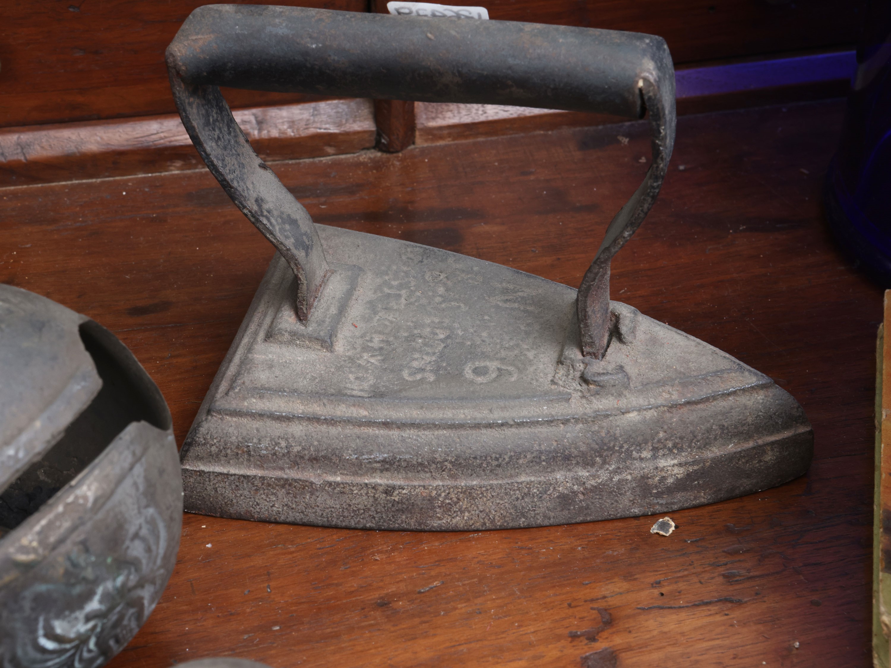 Raccolta di campanacci antichi in bronzo, volute e ferro da stiro