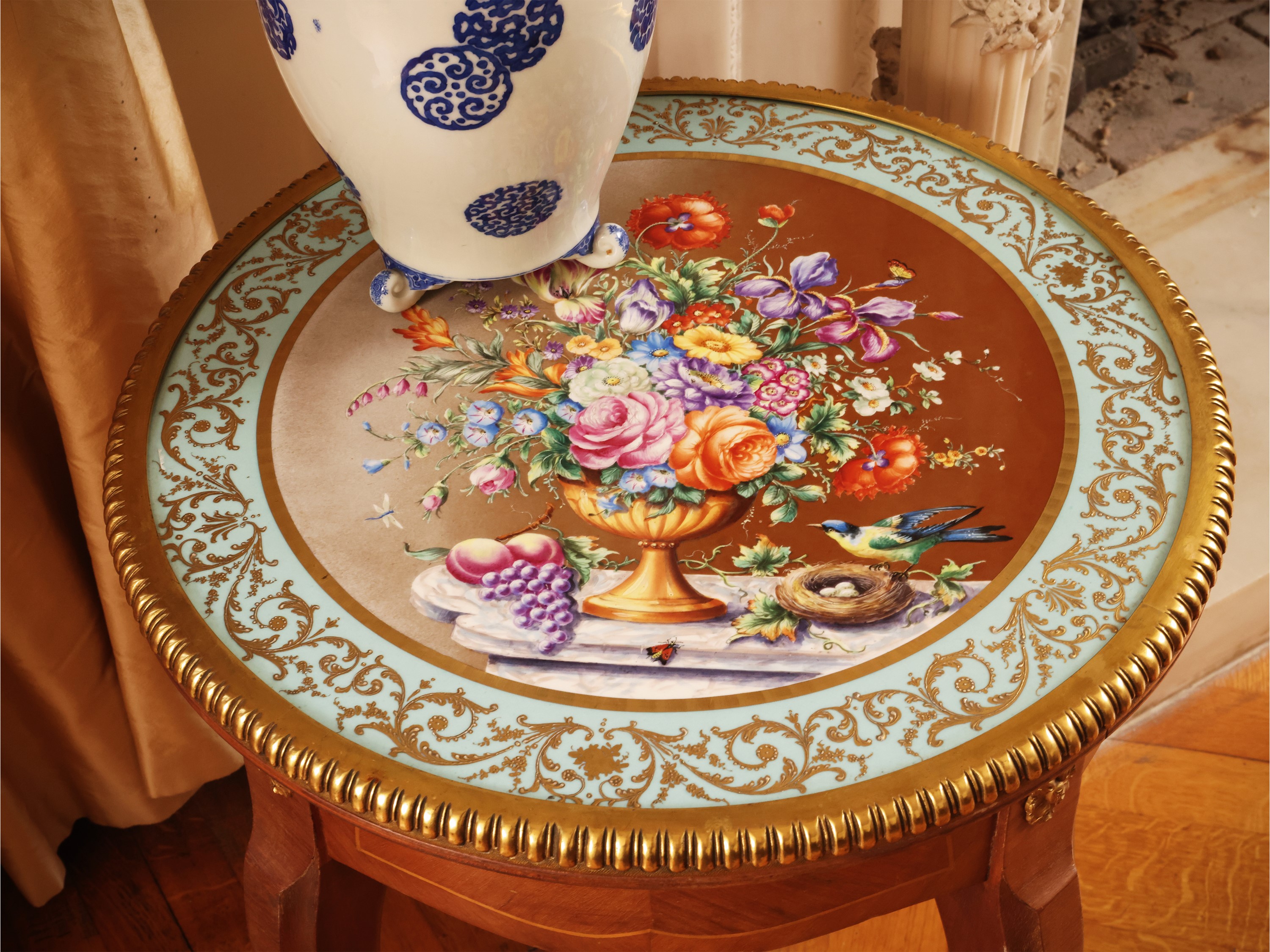 Tavolino da appoggio, piano in porcellana dipinto policromo con trionfo di fiori, XX secolo
