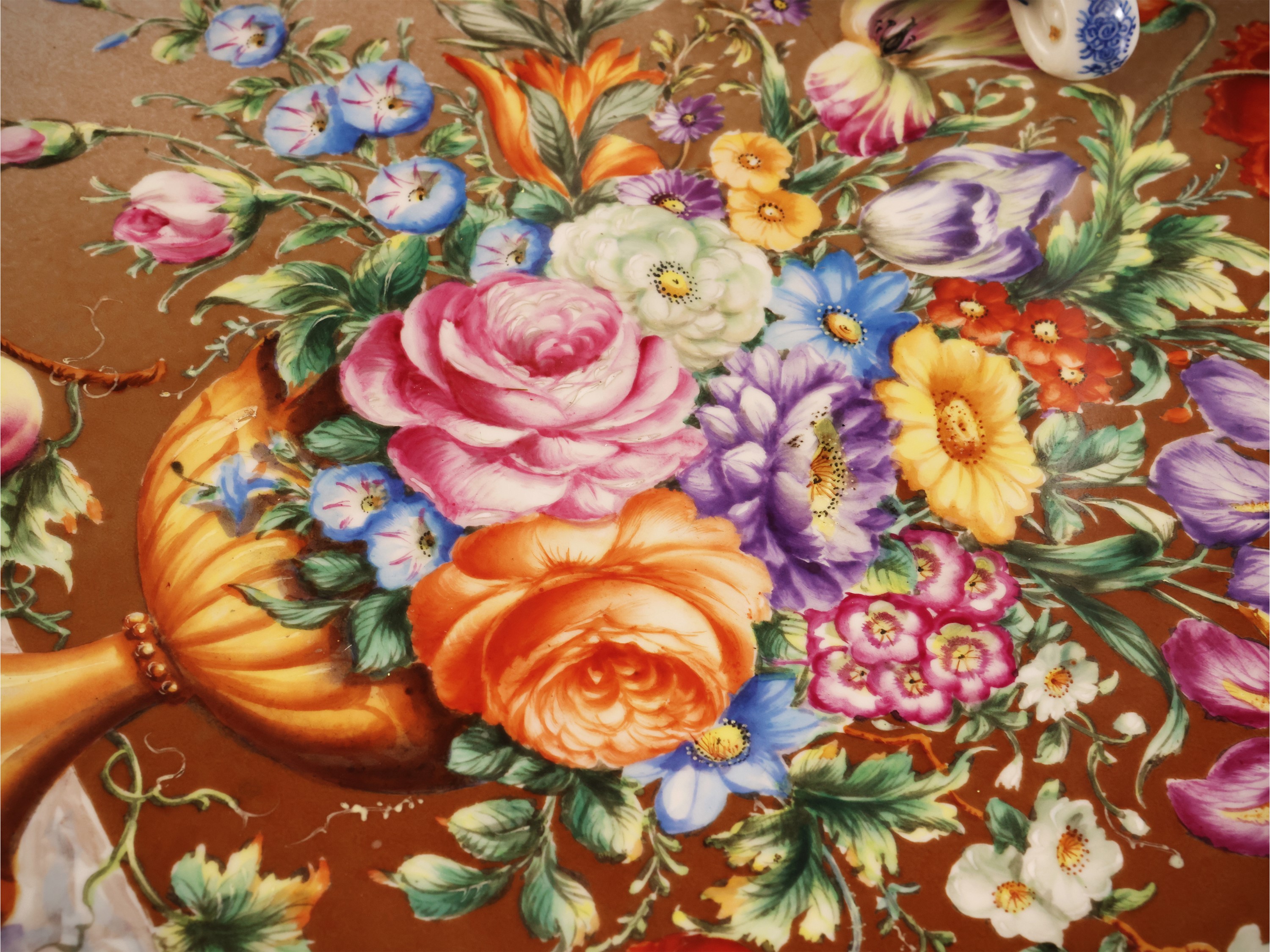 Tavolino da appoggio, piano in porcellana dipinto policromo con trionfo di fiori, XX secolo