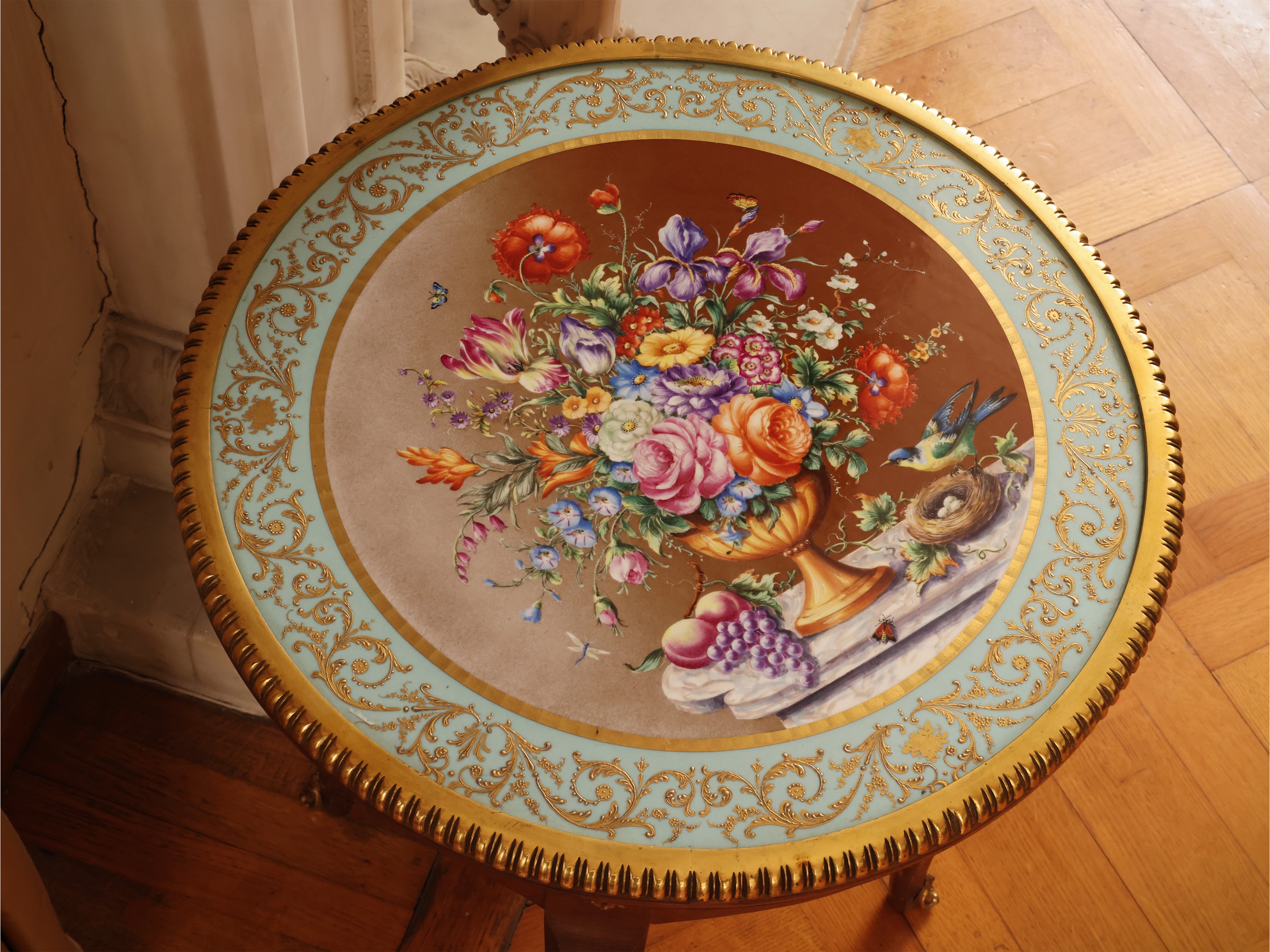 Tavolino da appoggio, piano in porcellana dipinto policromo con trionfo di fiori, XX secolo