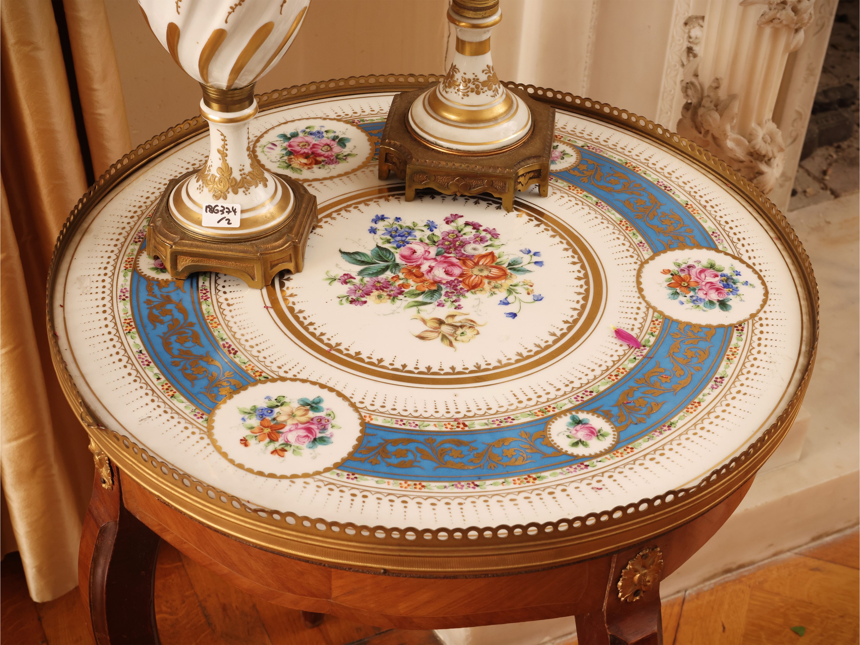 Tavolino da appoggio, piano in porcellana decorato a bouquet floreale