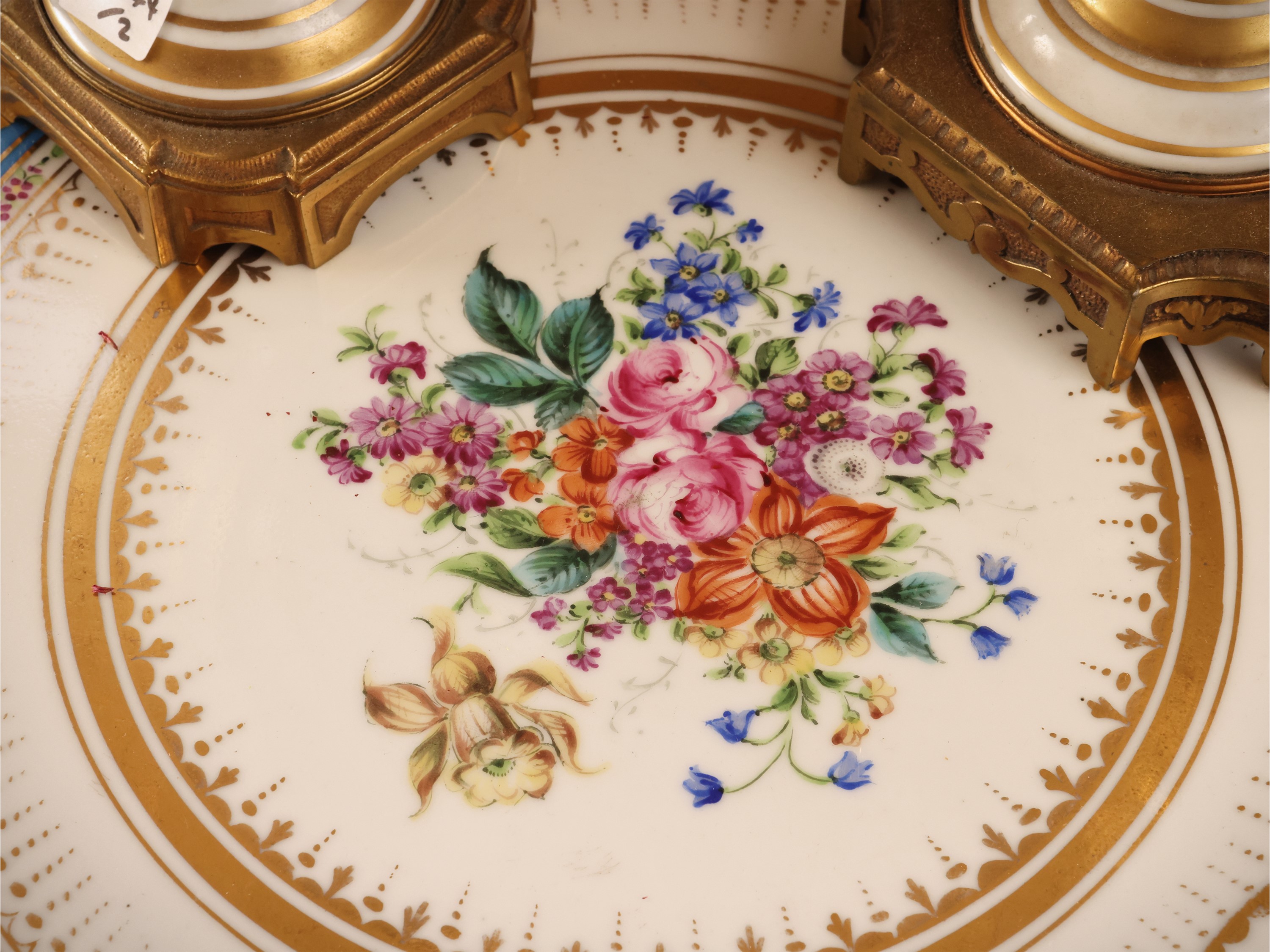 Tavolino da appoggio, piano in porcellana decorato a bouquet floreale
