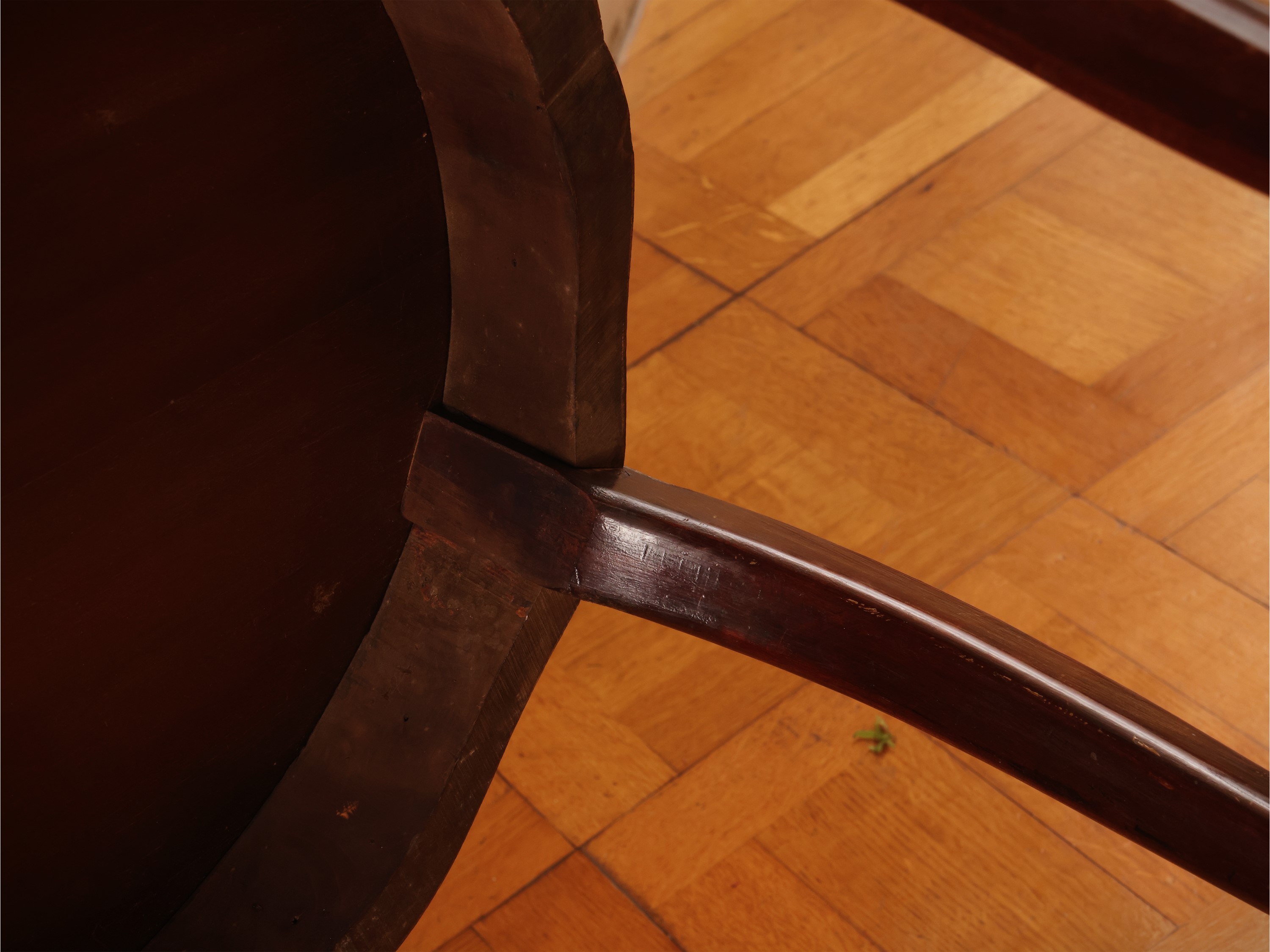 Tavolino da appoggio, piano in porcellana decorato a bouquet floreale