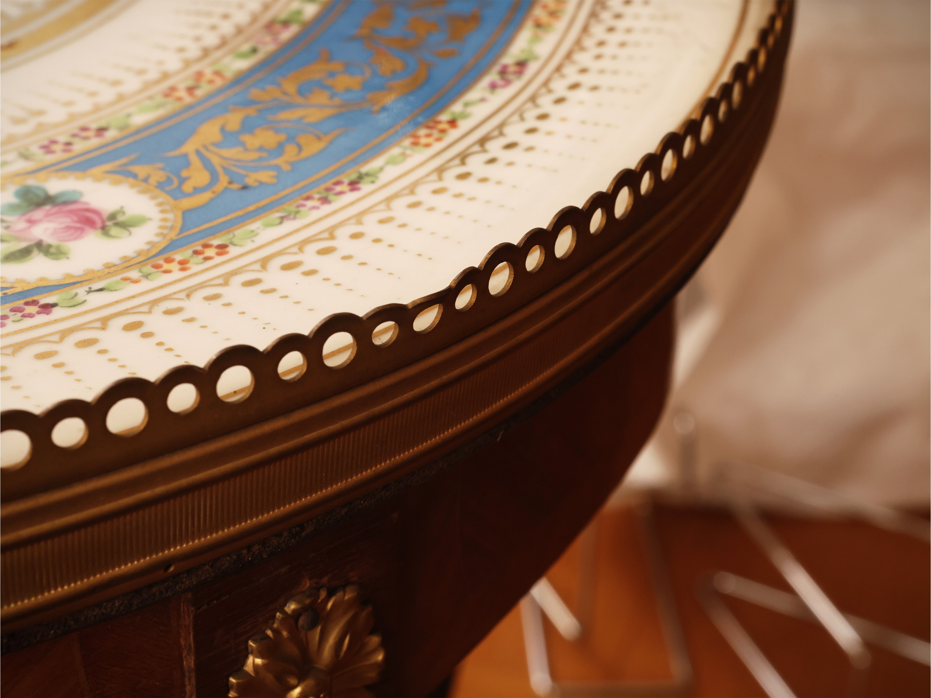 Tavolino da appoggio, piano in porcellana decorato a bouquet floreale