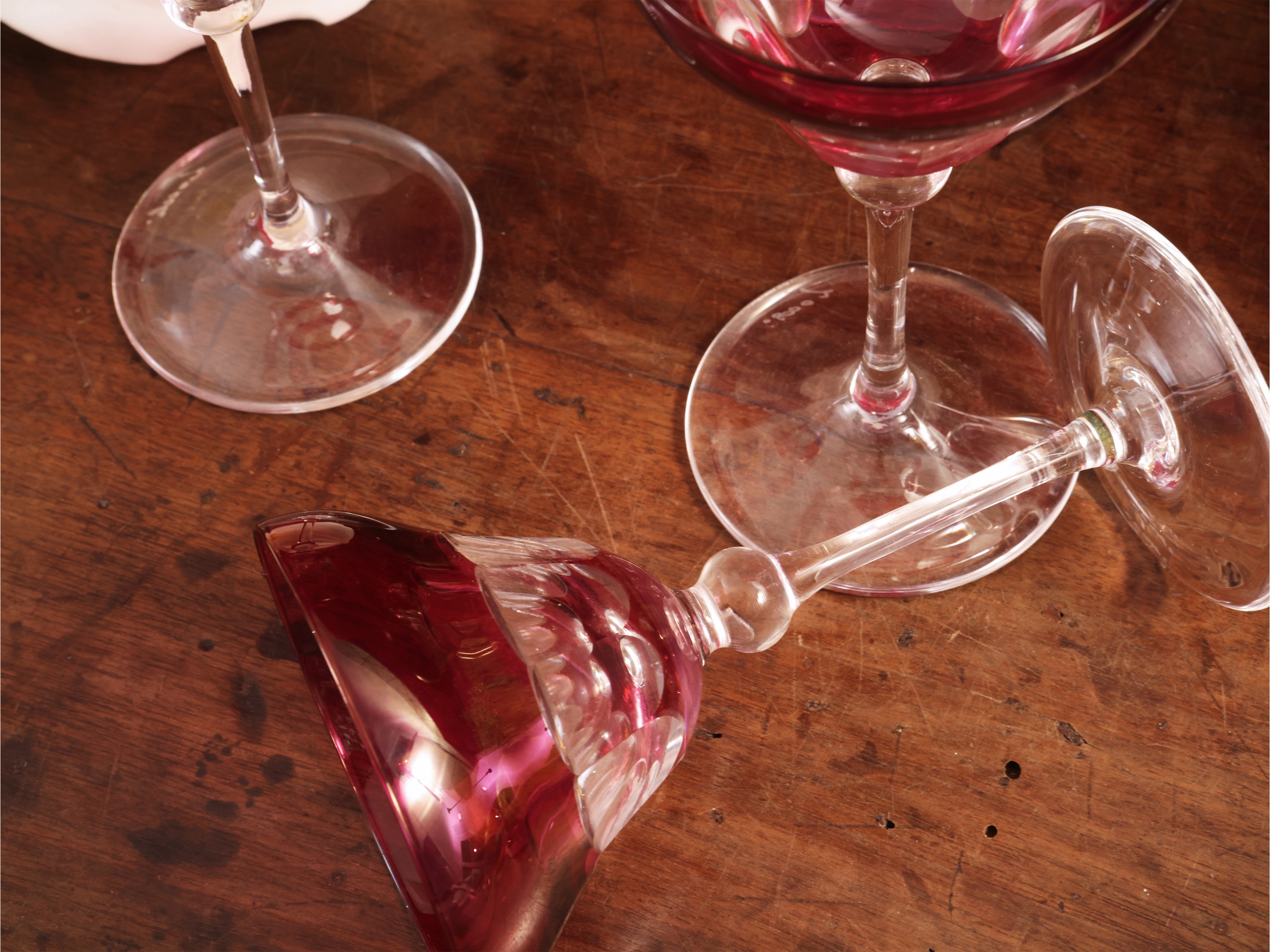 Serie di dodici calici da vino in cristallo doppio color rubino, Locchi Firenze