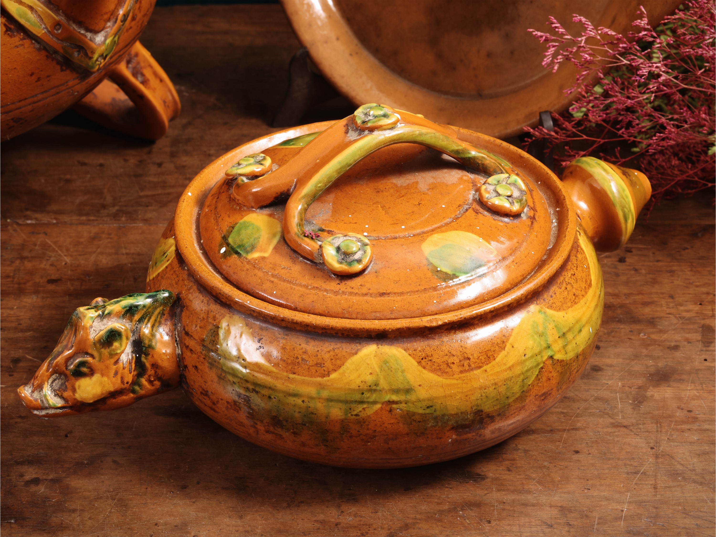 Accessori rustici in terracotta invetriata per cacciagione, serie decorata con teste di cinghiale