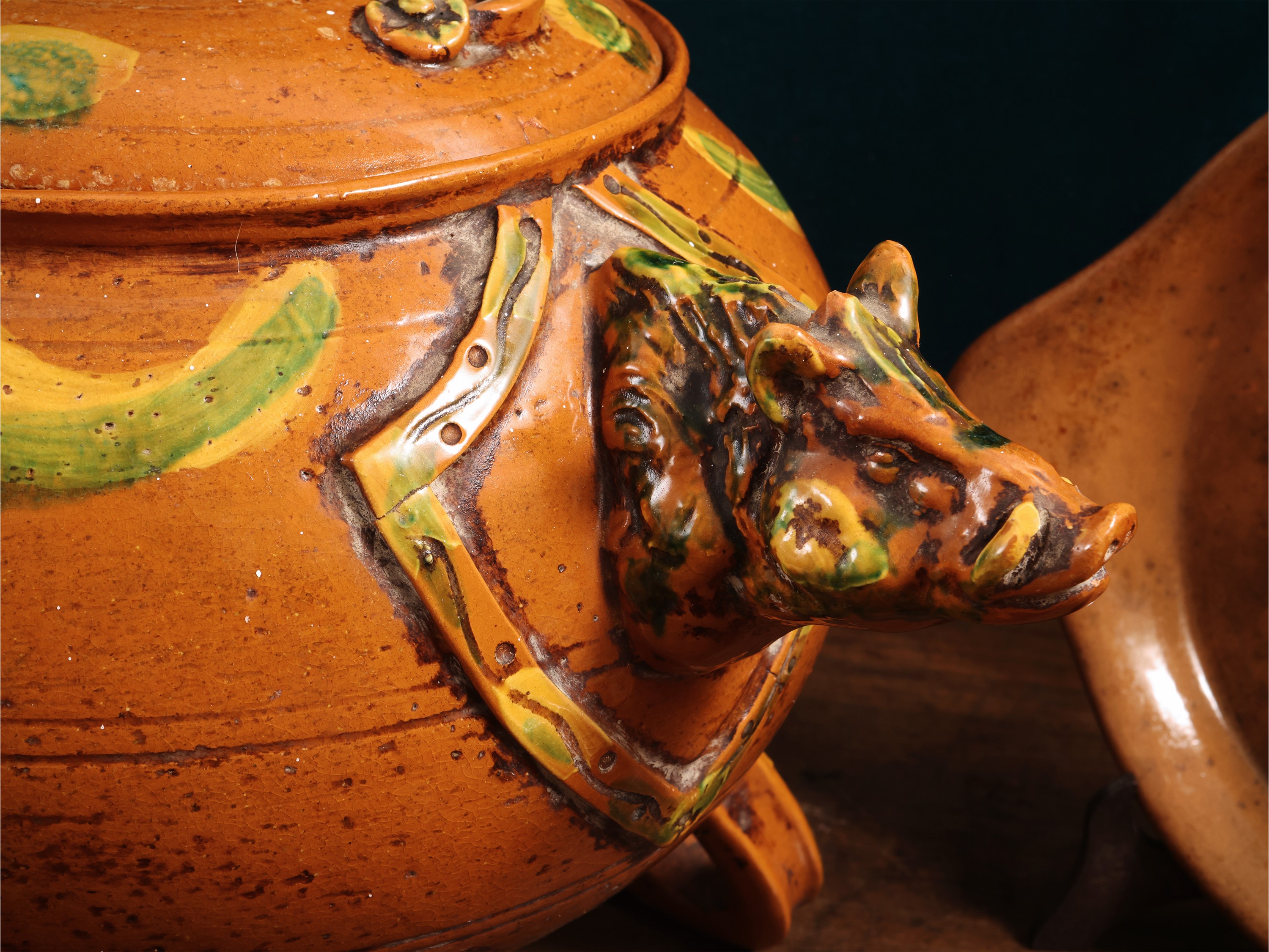 Accessori rustici in terracotta invetriata per cacciagione, serie decorata con teste di cinghiale