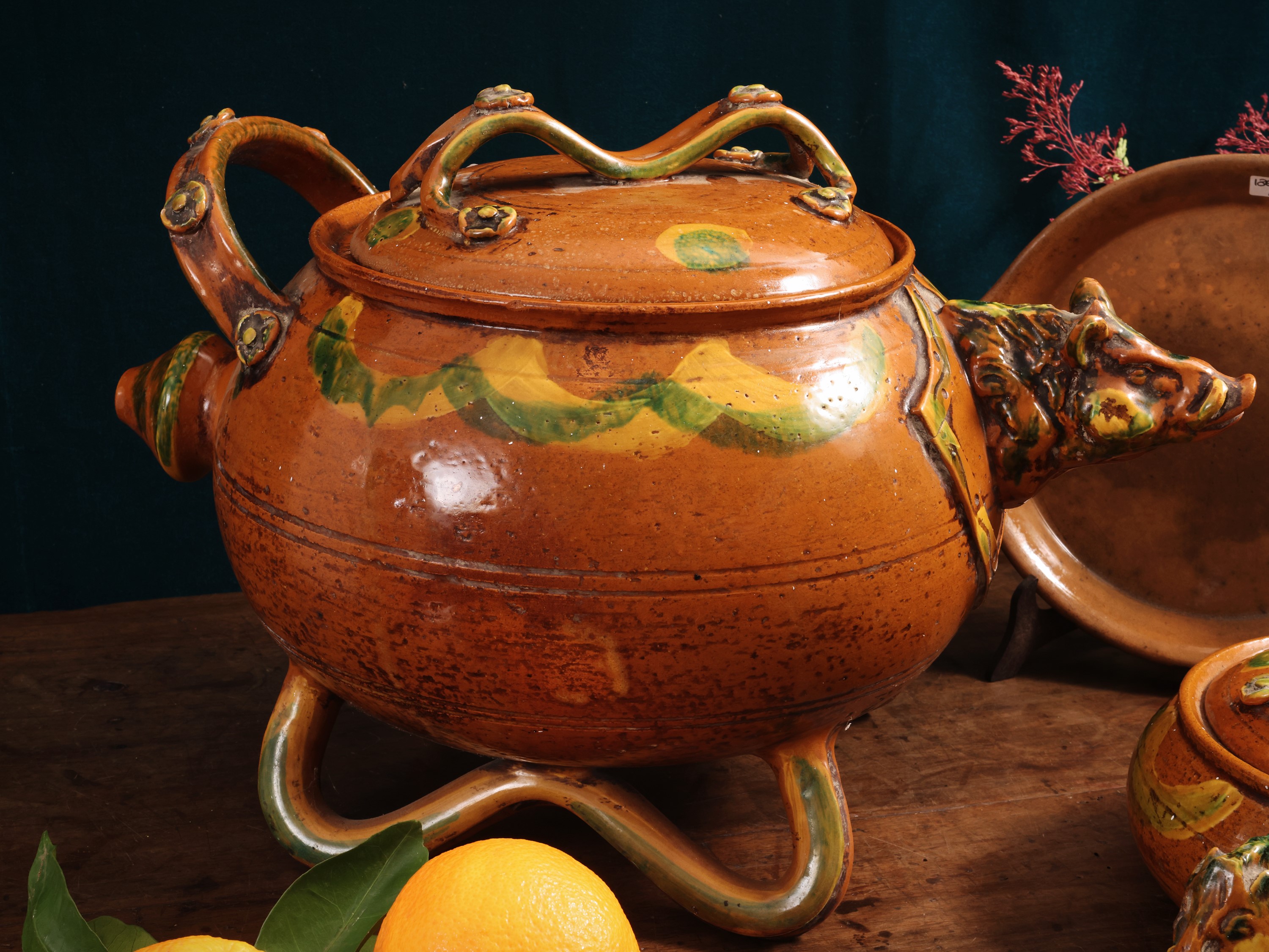 Accessori rustici in terracotta invetriata per cacciagione, serie decorata con teste di cinghiale