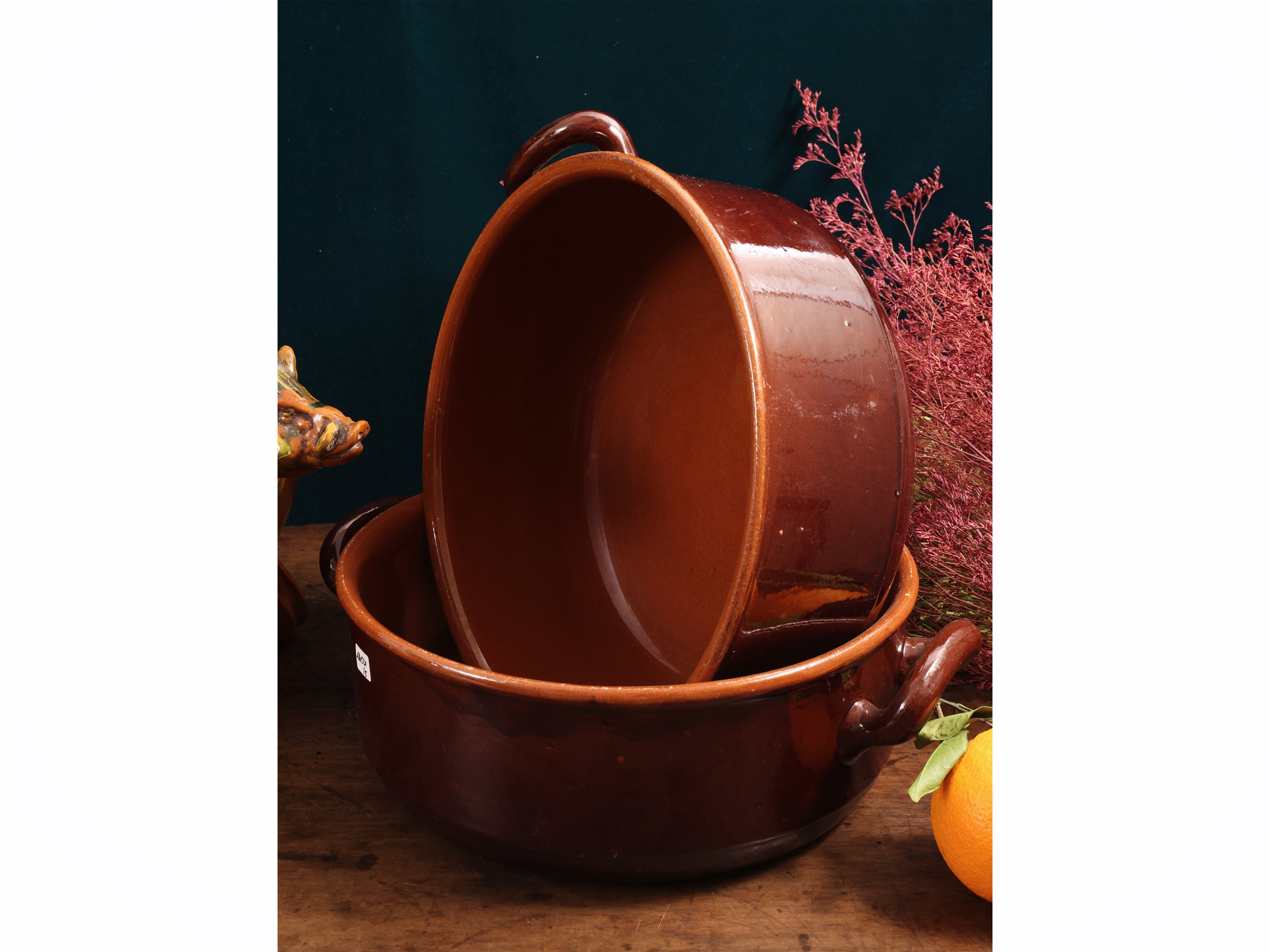 Accessori rustici in terracotta invetriata per cacciagione, serie decorata con teste di cinghiale