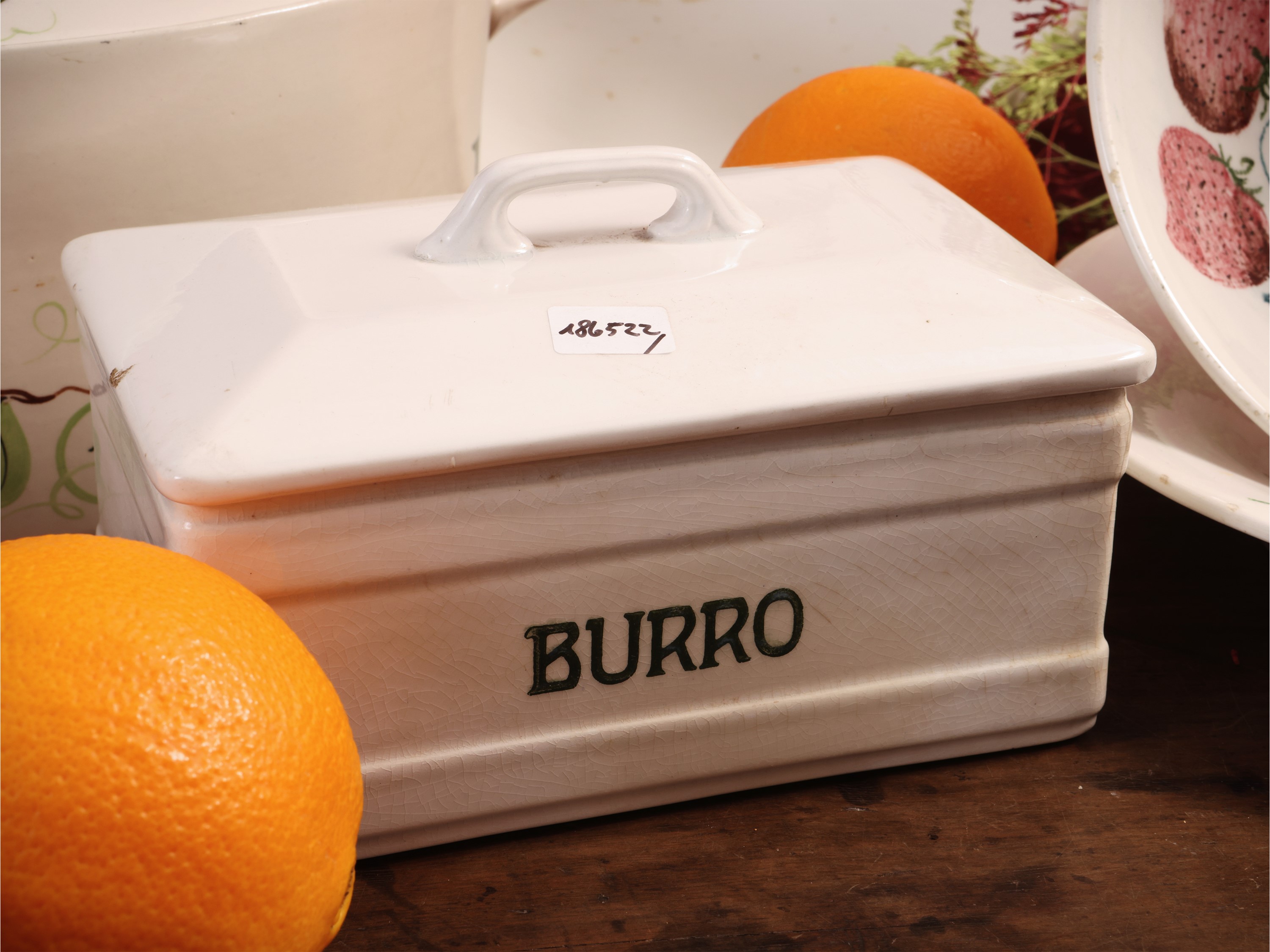 Miscellanea di curiosità in ceramica: burriera, insalatiera Laveno e set per servire le fragole (...