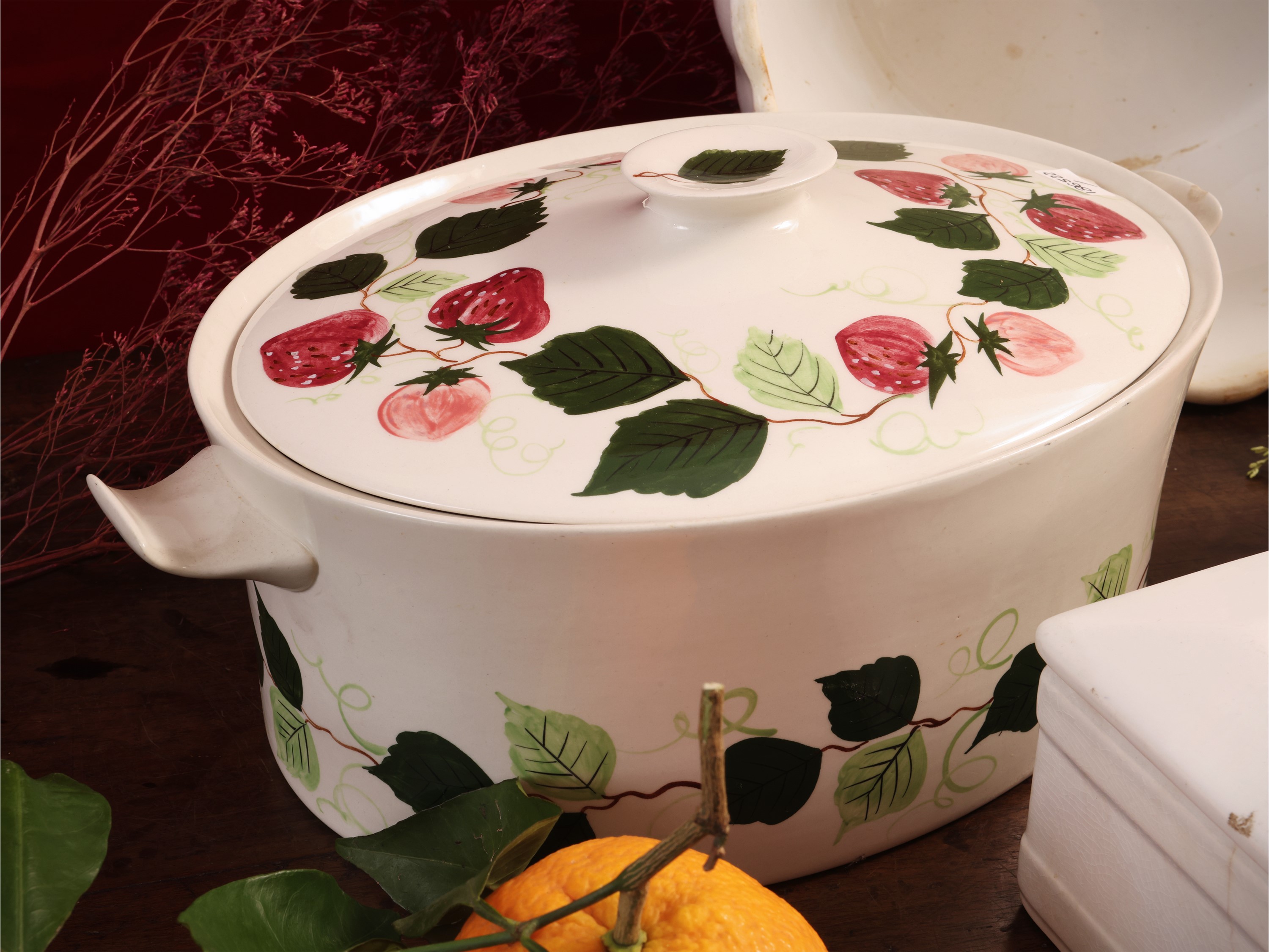Miscellanea di curiosità in ceramica: burriera, insalatiera Laveno e set per servire le fragole (...
