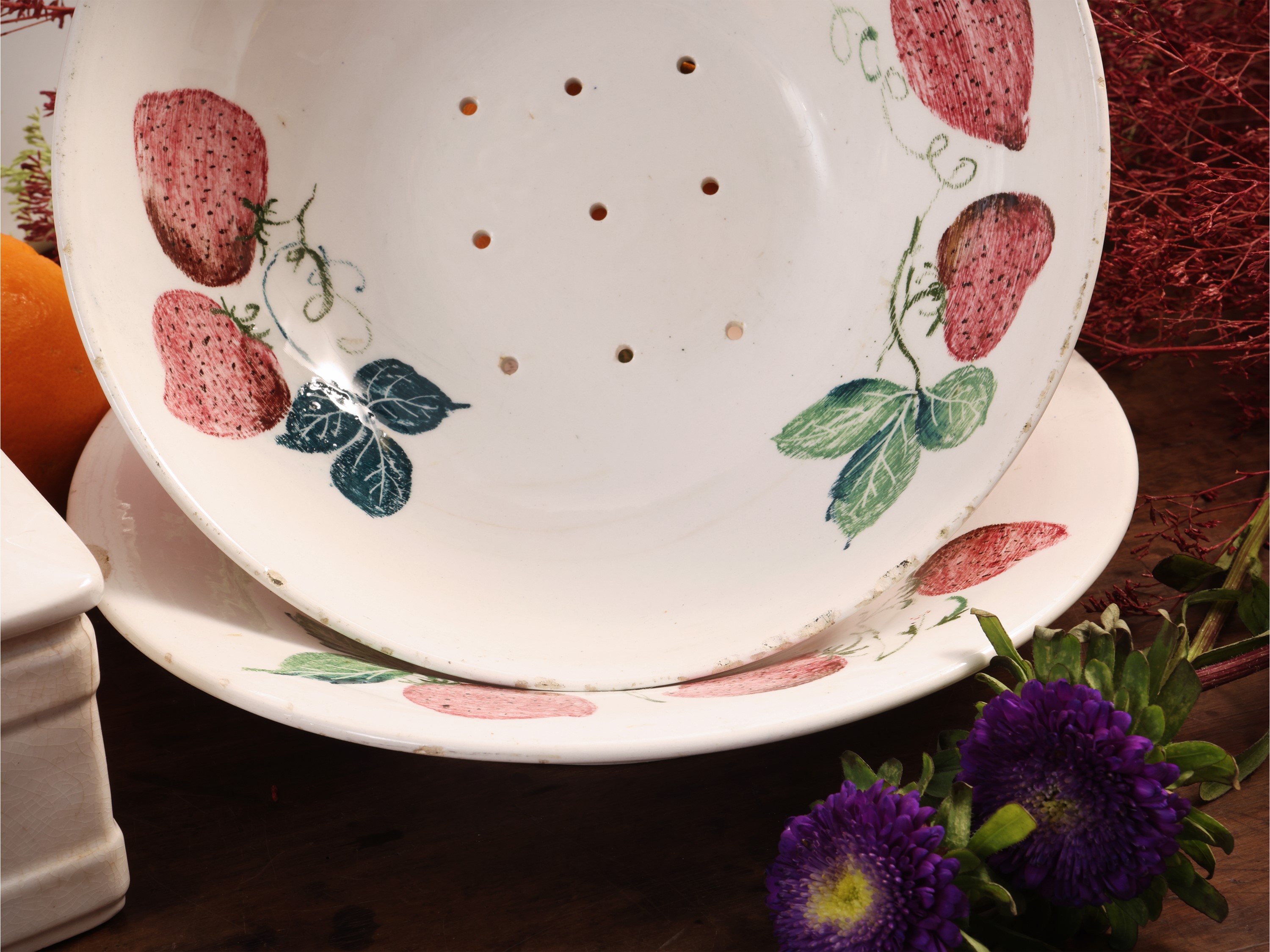 Miscellanea di curiosità in ceramica: burriera, insalatiera Laveno e set per servire le fragole (...