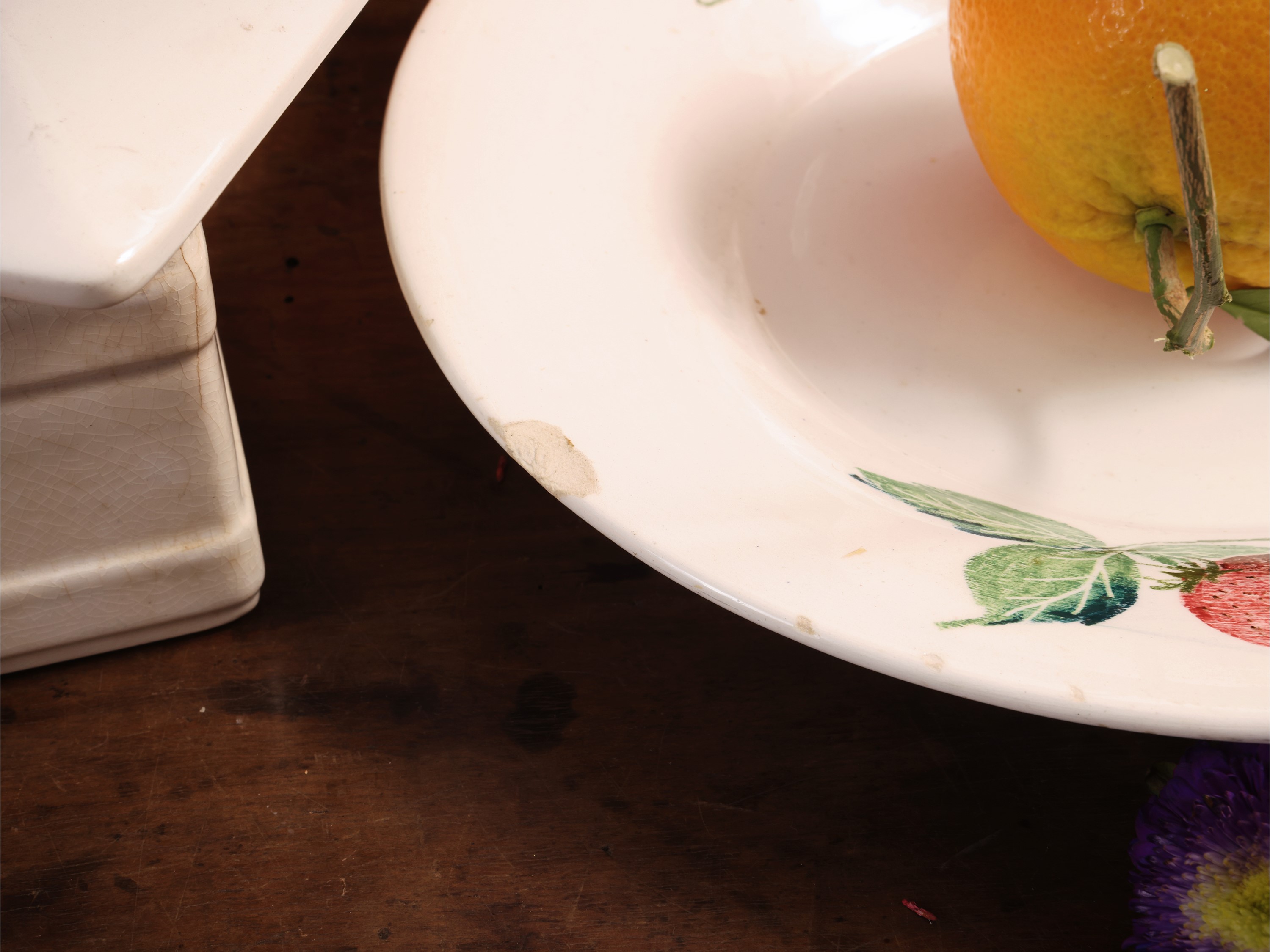 Miscellanea di curiosità in ceramica: burriera, insalatiera Laveno e set per servire le fragole (...