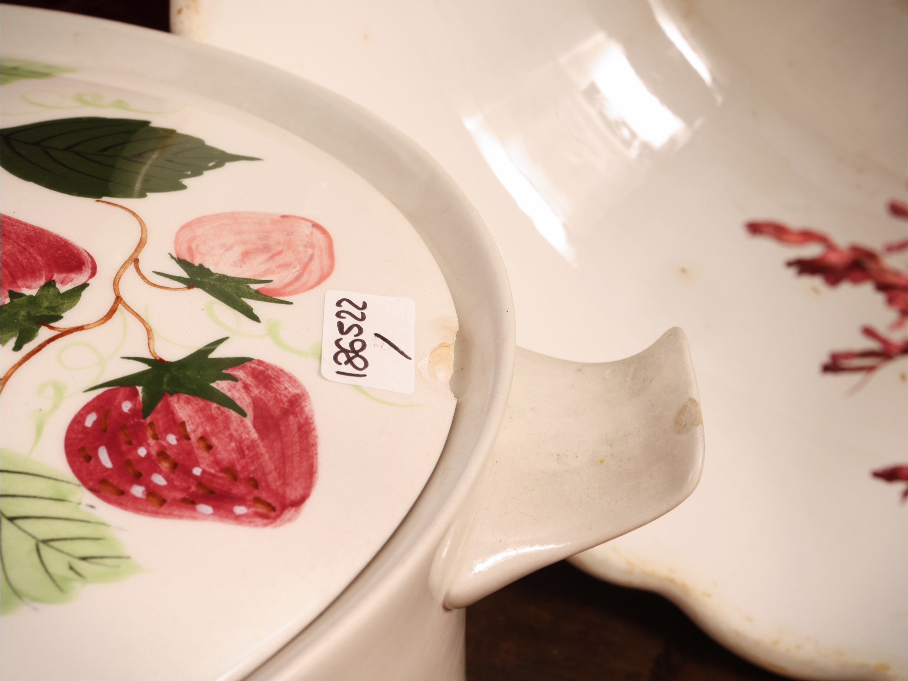 Miscellanea di curiosità in ceramica: burriera, insalatiera Laveno e set per servire le fragole (...
