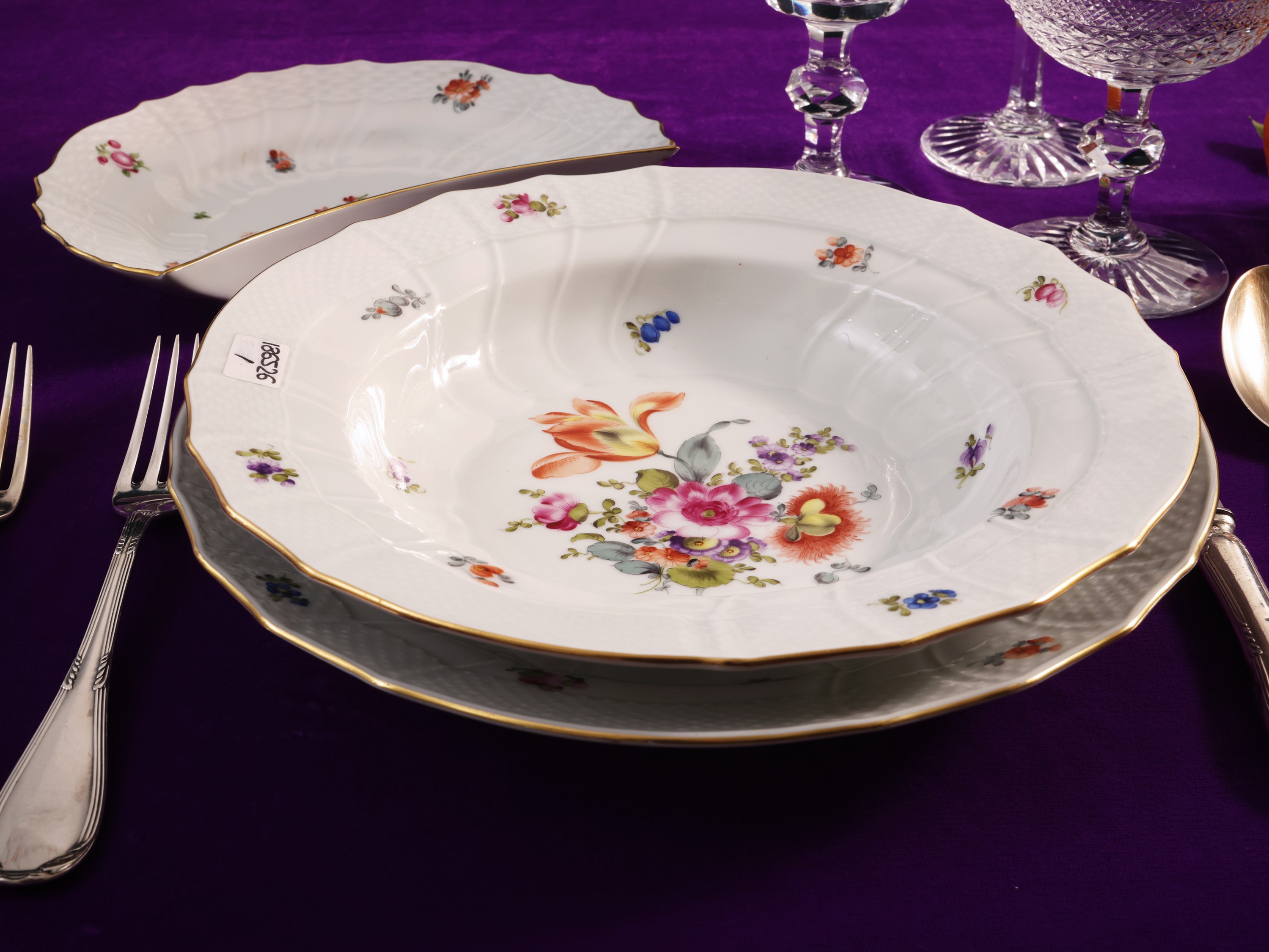 Raffinato servizio di piatti in porcellana, Bouquet de Saxe, Herend