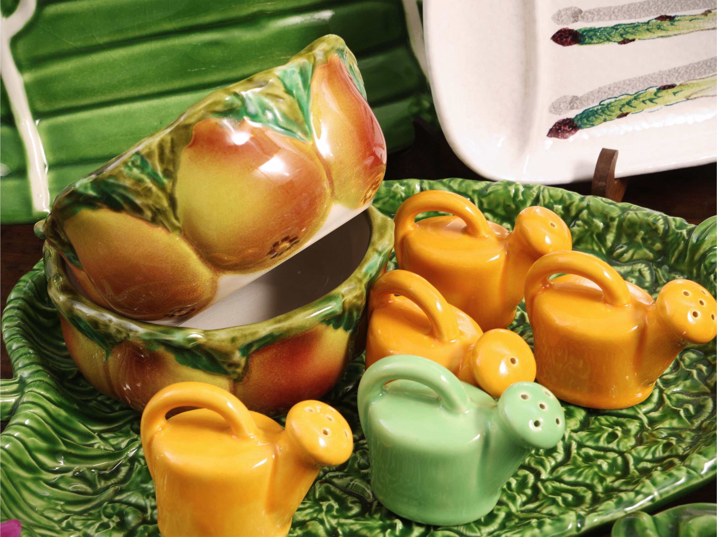 Set di accessori rustici per la tavola, ceramica smaltata bianca e fantasia, composizione con pia...