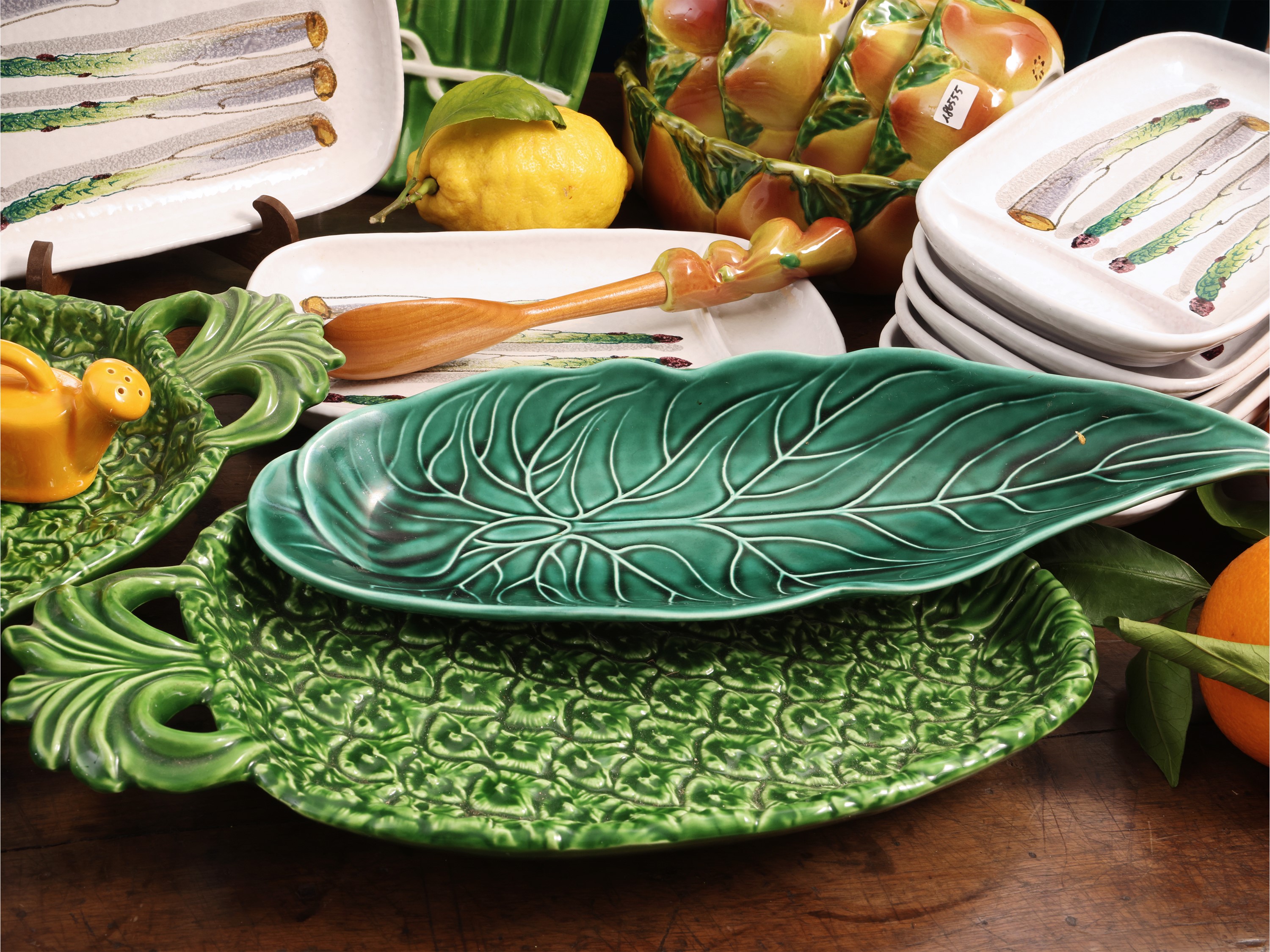 Set di accessori rustici per la tavola, ceramica smaltata bianca e fantasia, composizione con pia...