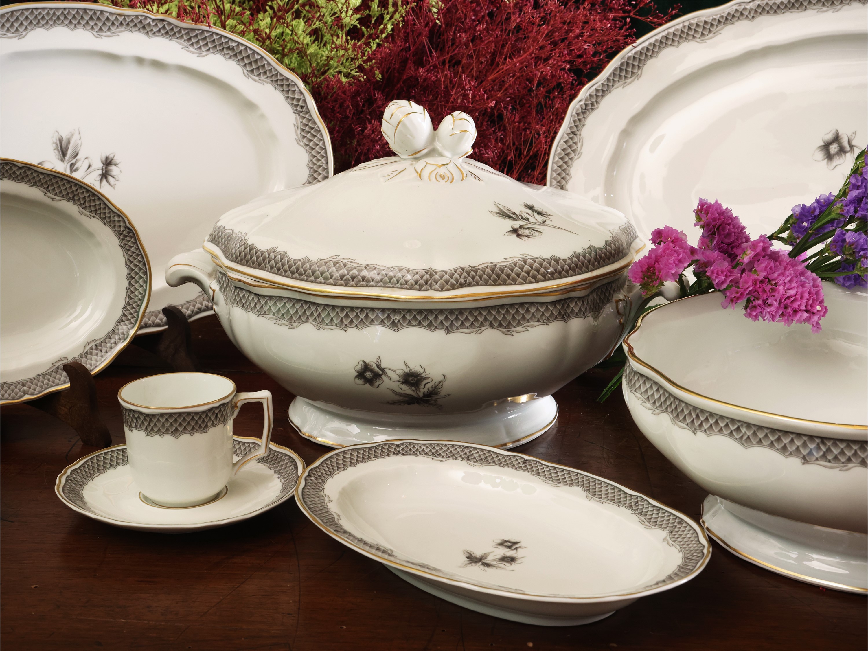 Servizio di Piatti in Porcellana, Decoro Gray Shell, Limoges