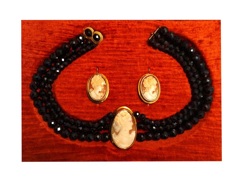 Demi-parure in oro giallo, cammei e granati