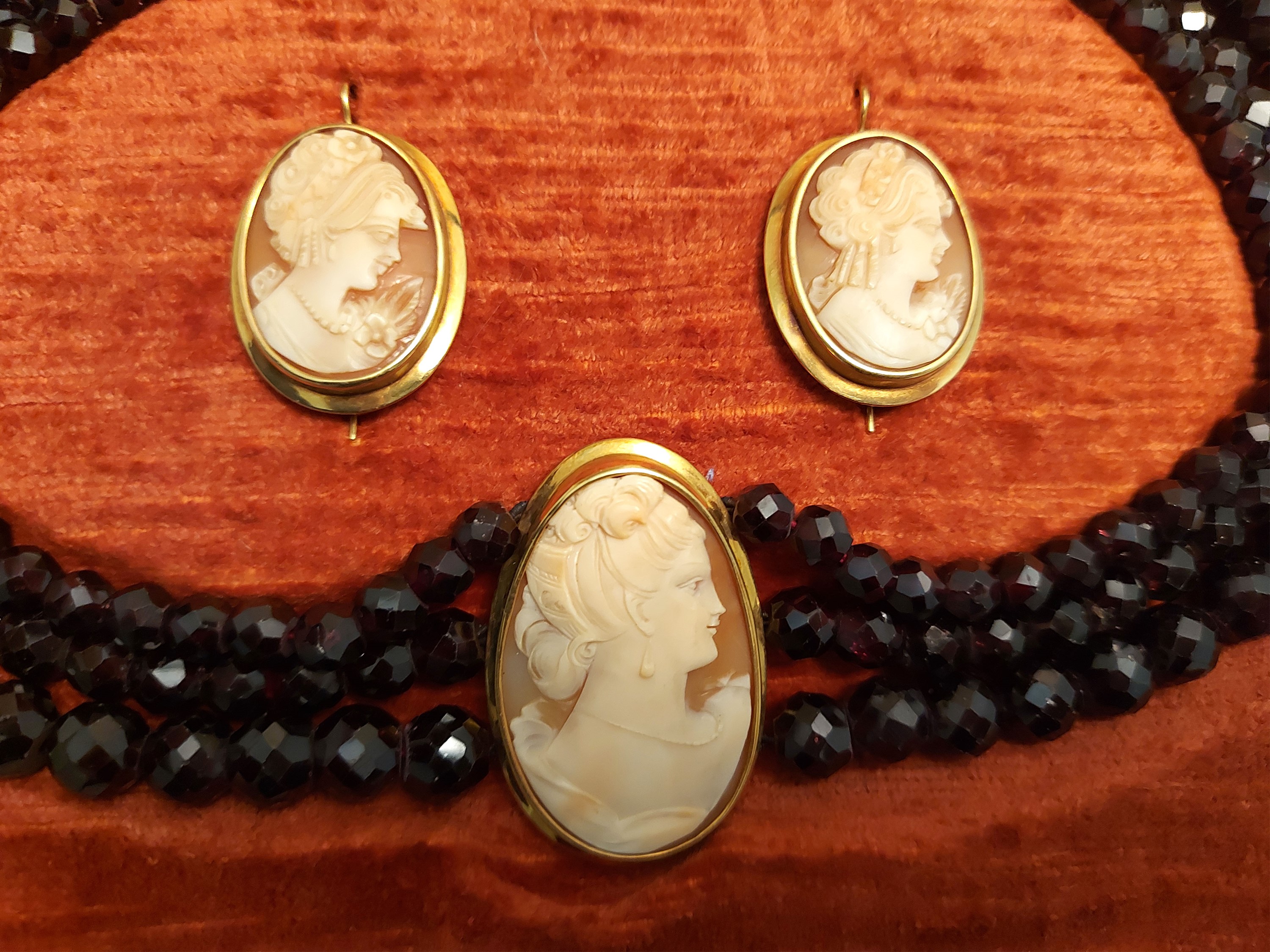 Demi-parure in oro giallo, cammei e granati