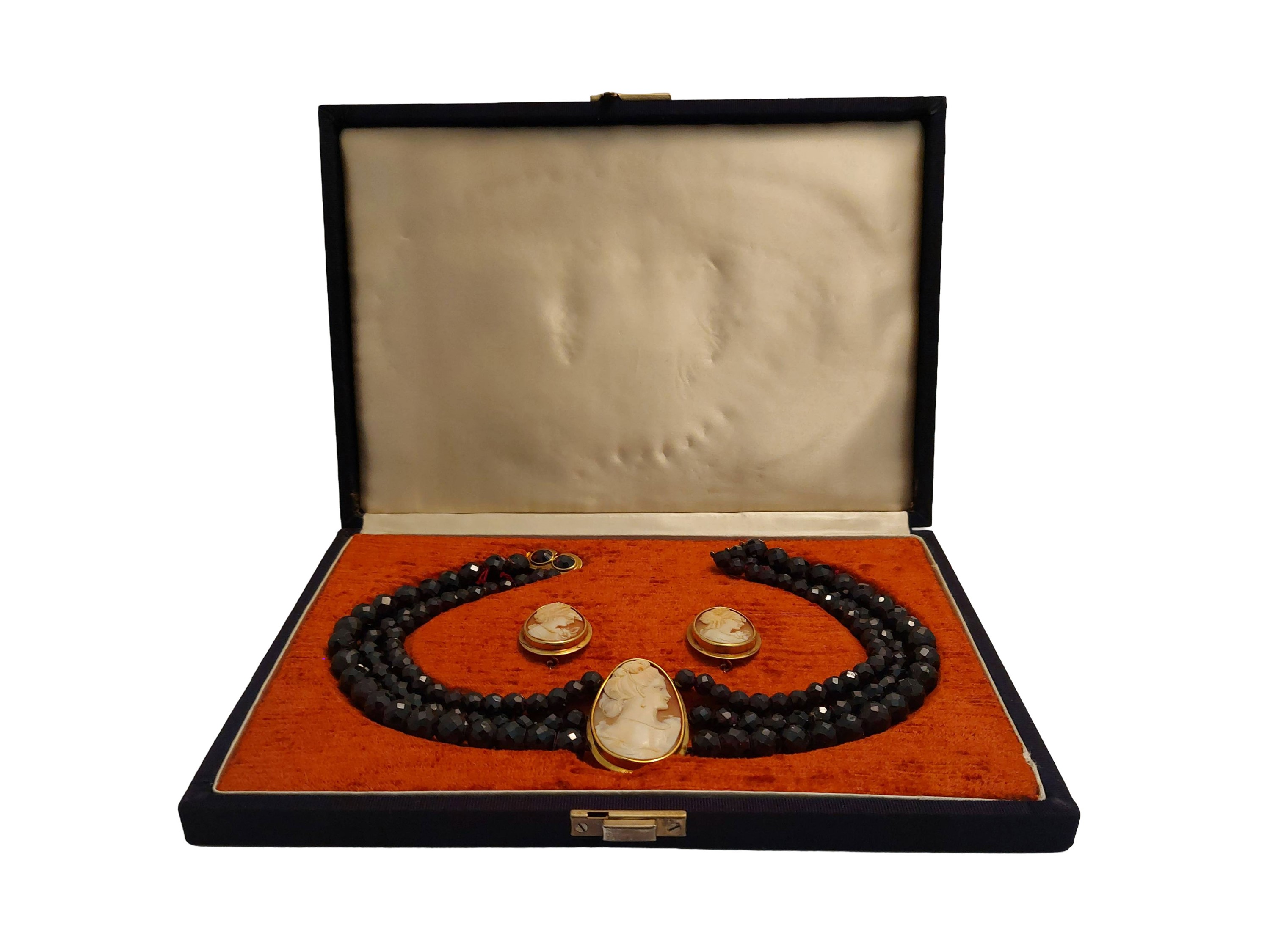 Demi-parure in oro giallo, cammei e granati