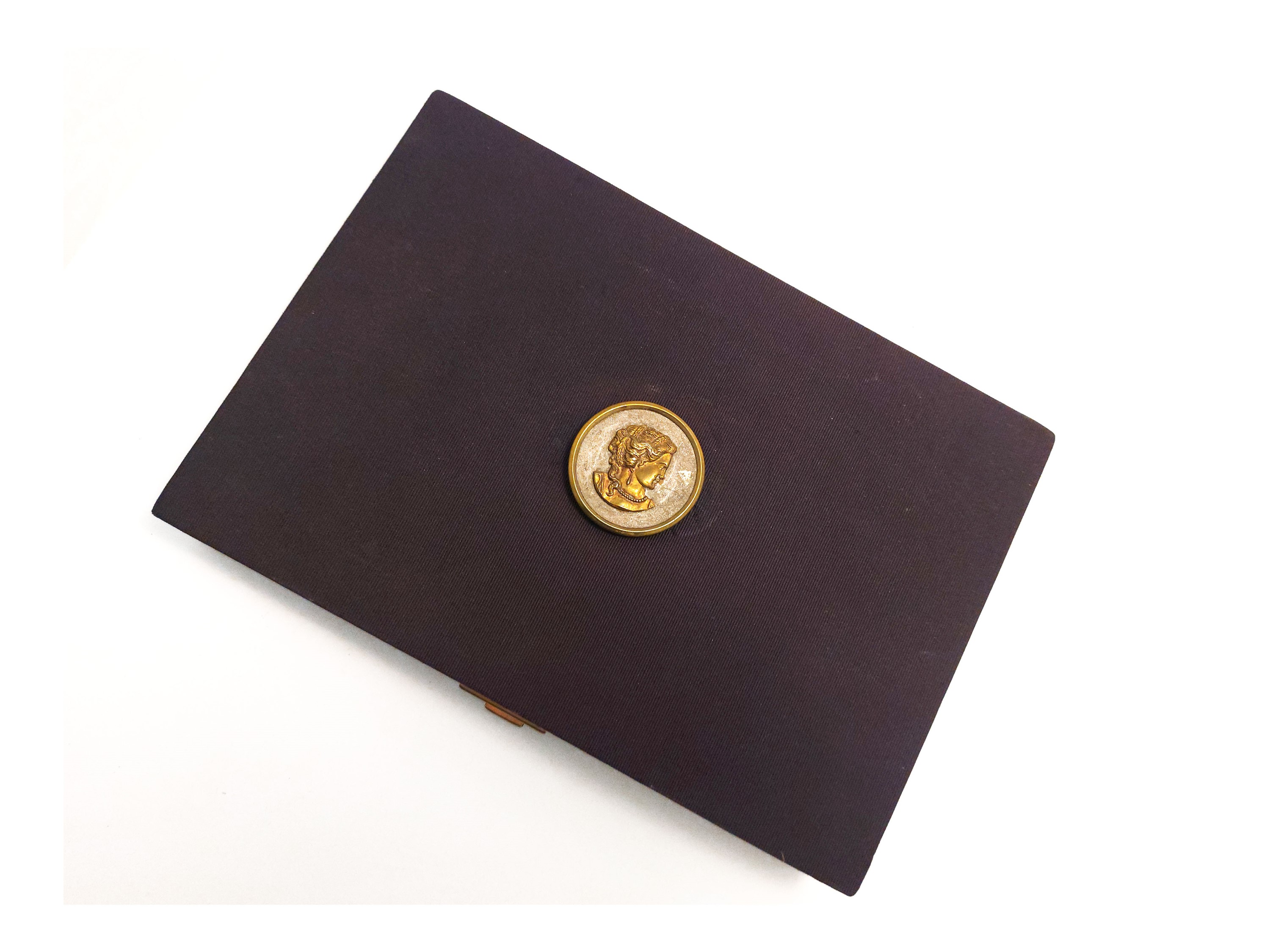 Demi-parure in oro giallo, cammei e granati