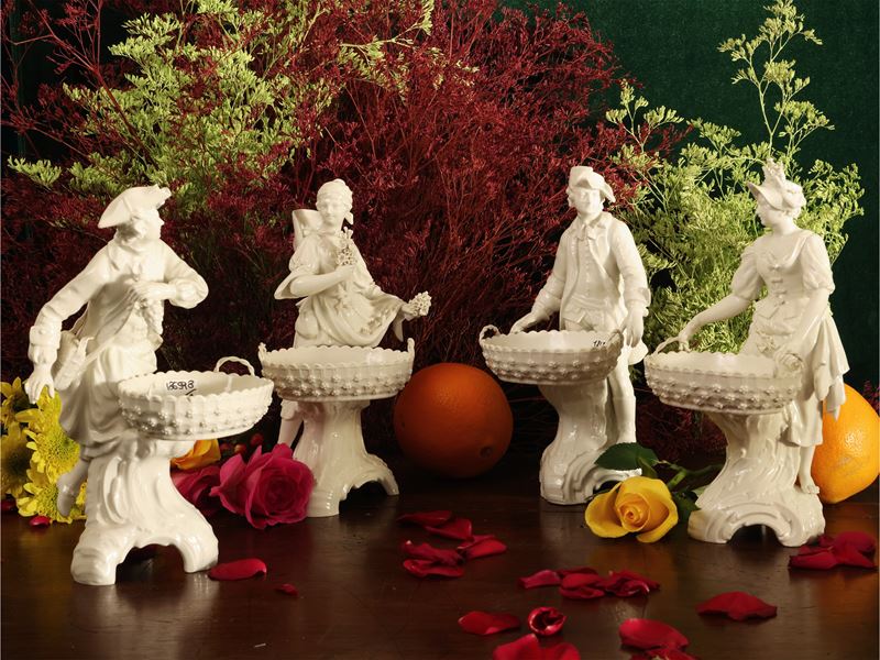 Serie di quattro raffinate figure allegoriche in porcellana