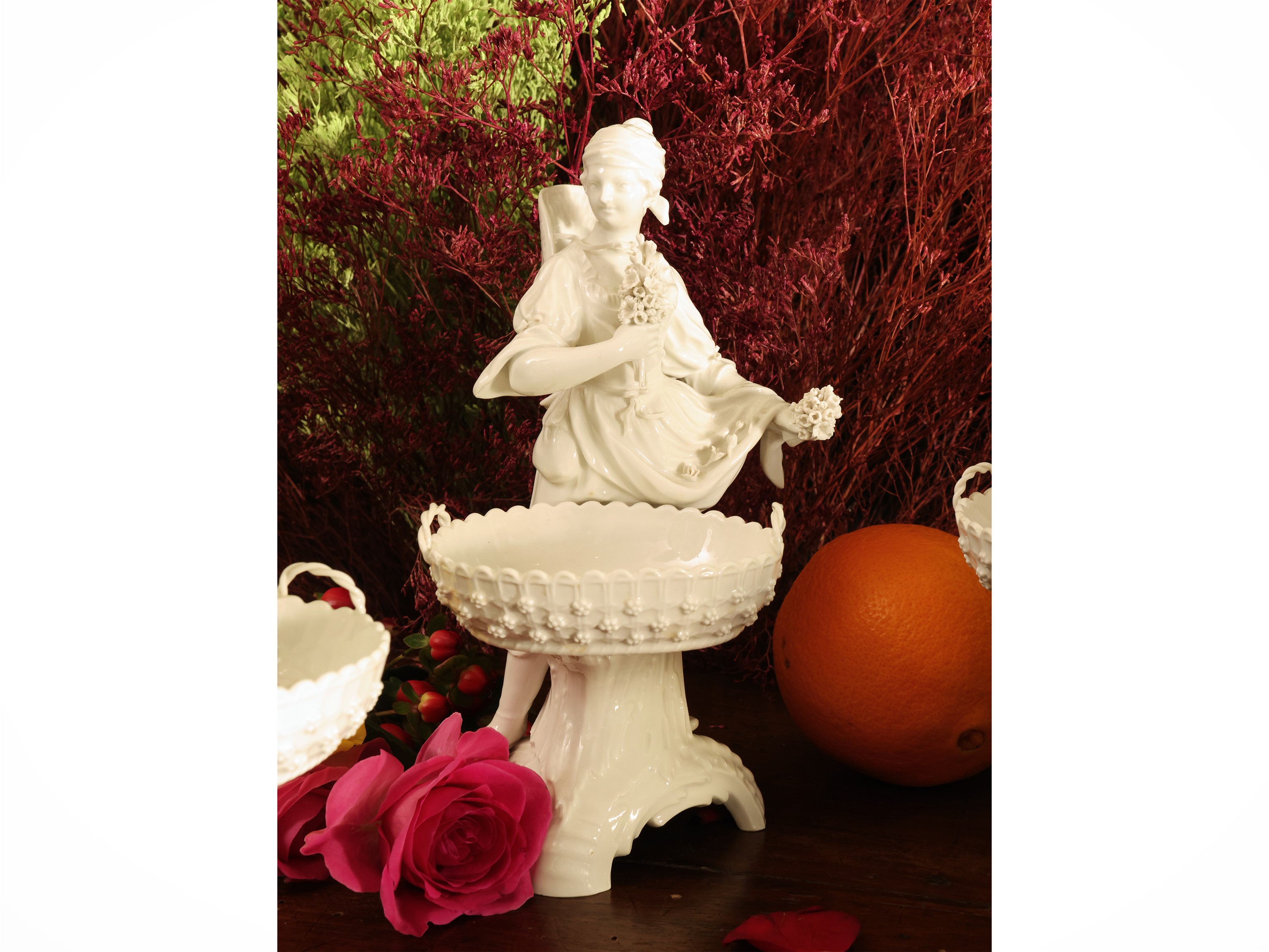 Serie di quattro raffinate figure allegoriche in porcellana