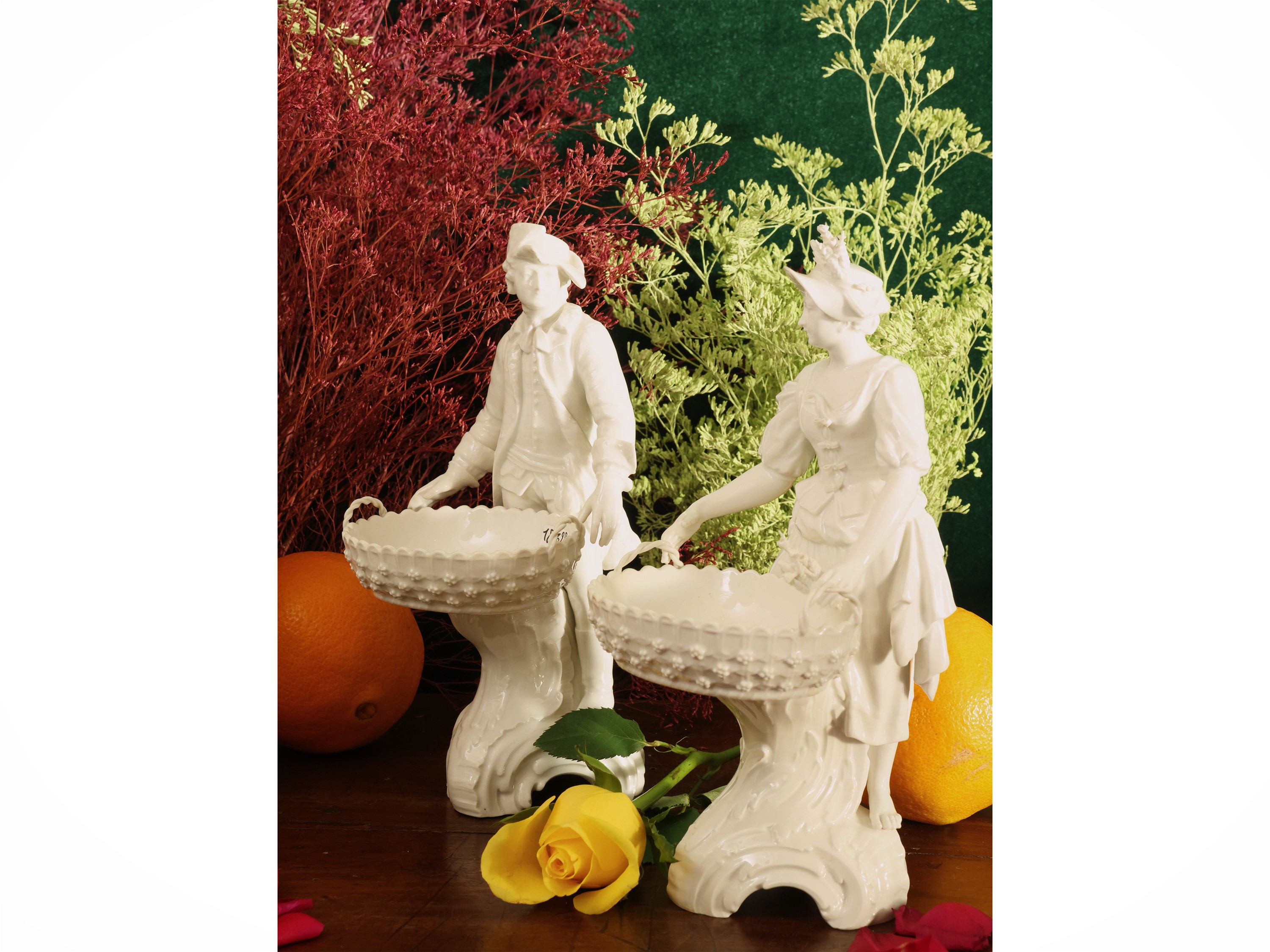 Serie di quattro raffinate figure allegoriche in porcellana