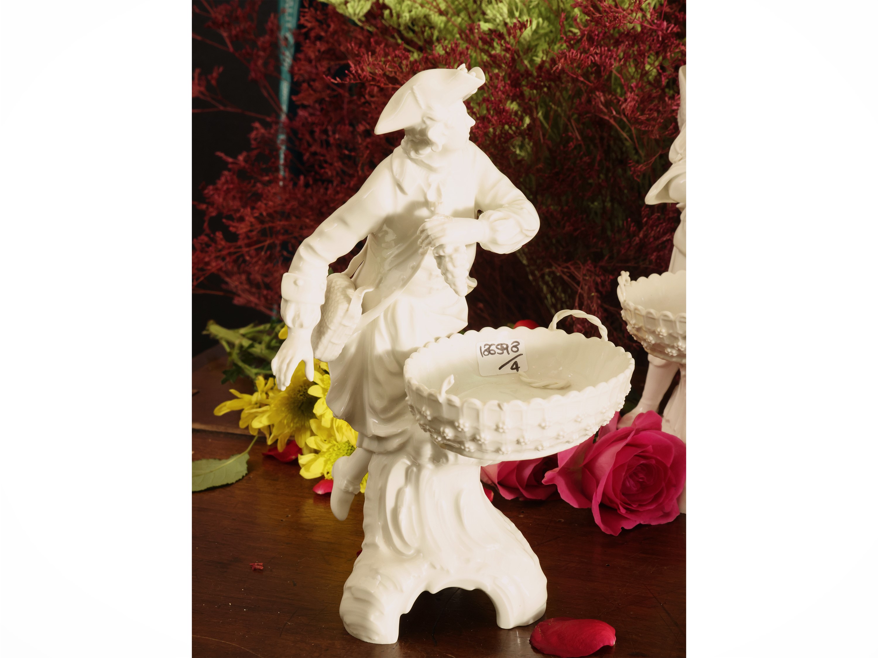 Serie di quattro raffinate figure allegoriche in porcellana