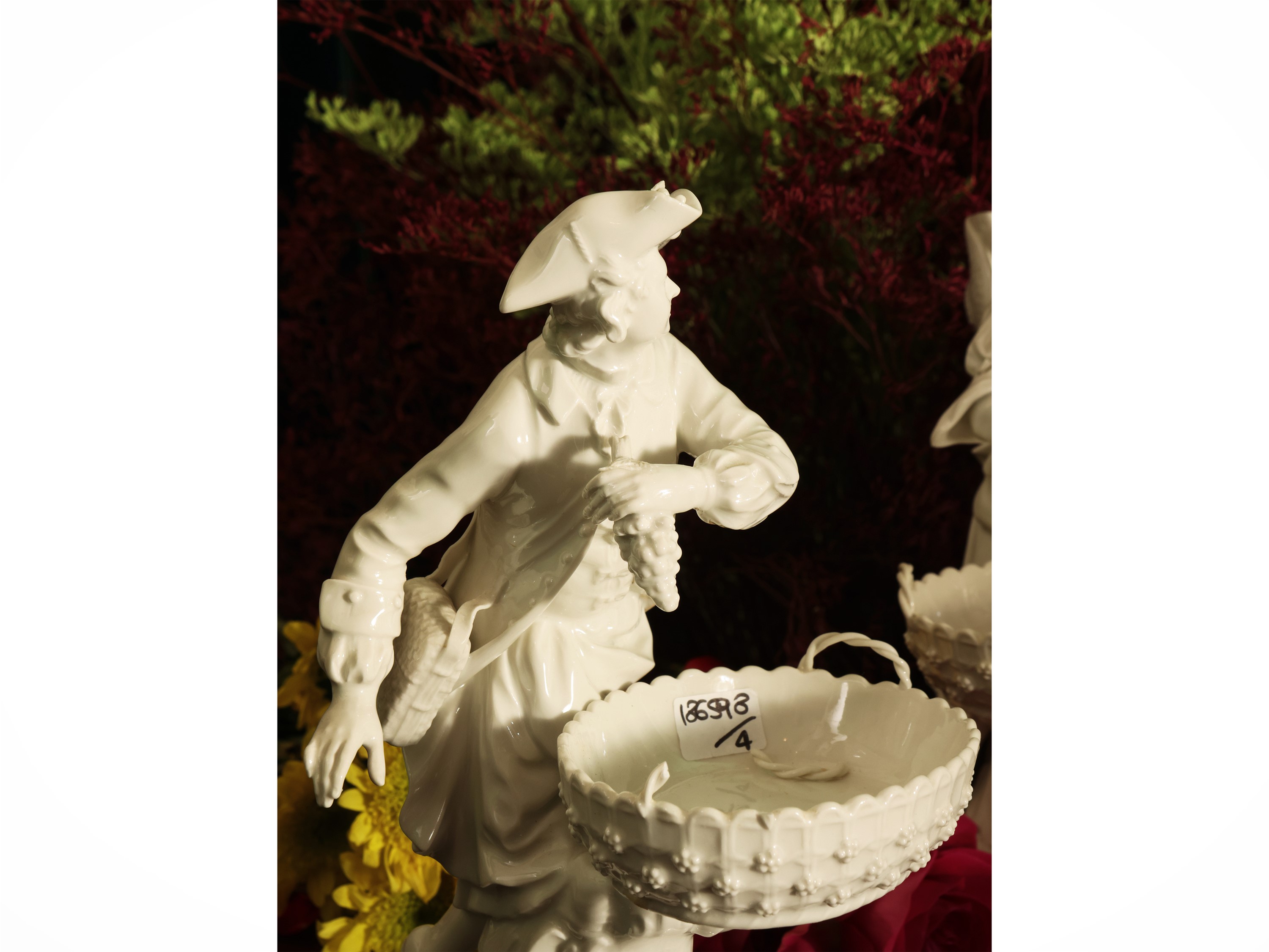 Serie di quattro raffinate figure allegoriche in porcellana