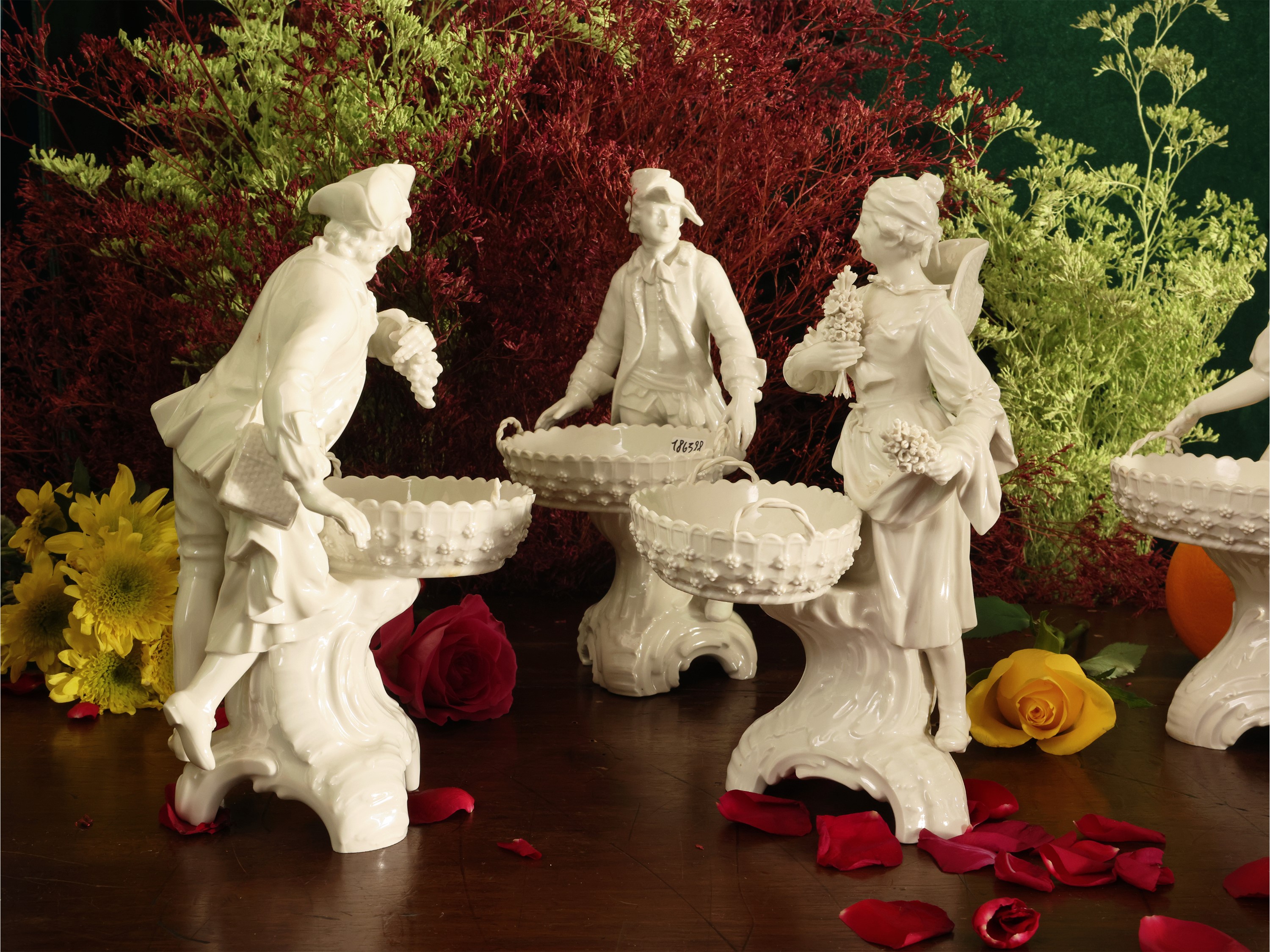 Serie di quattro raffinate figure allegoriche in porcellana