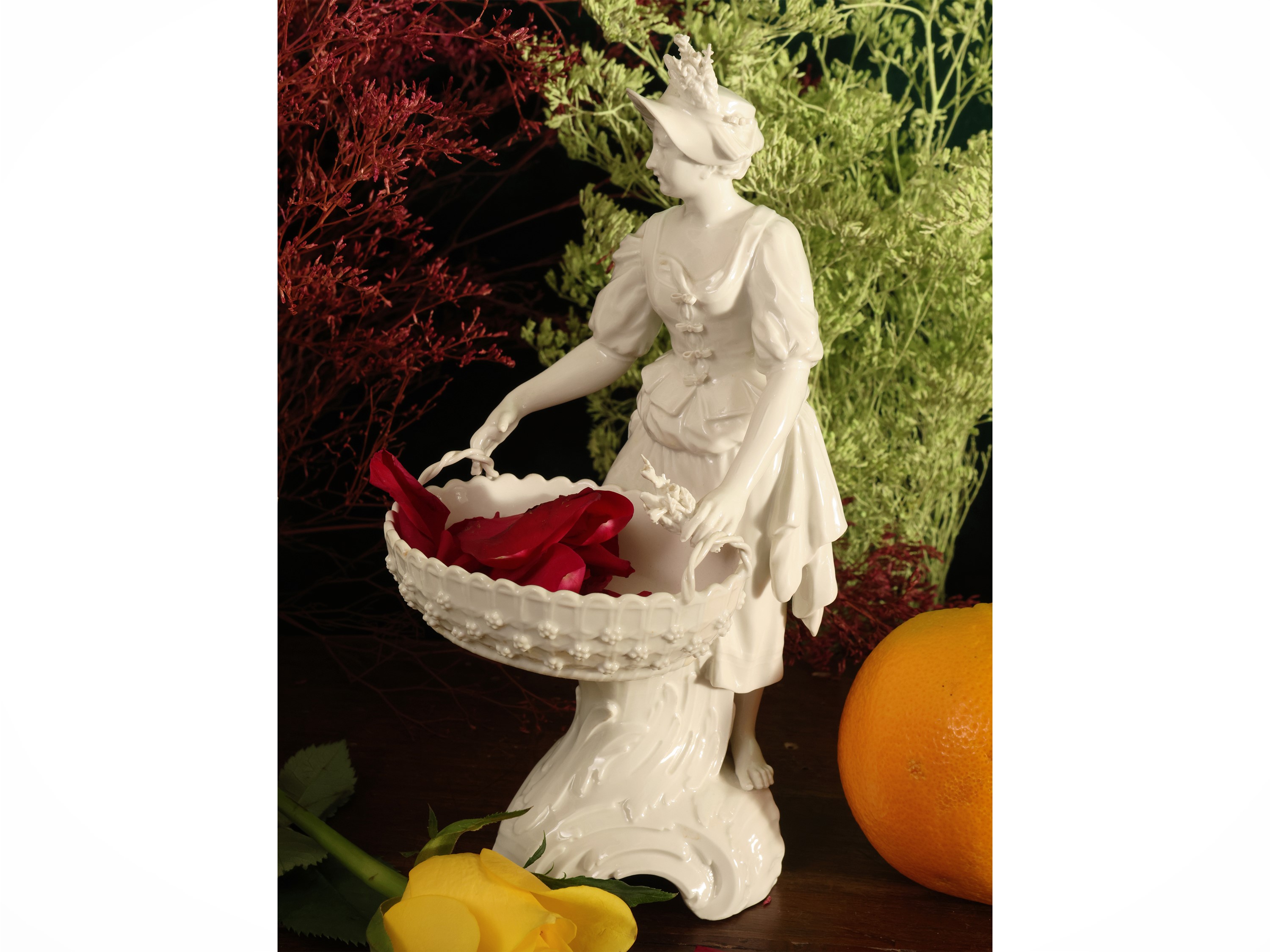 Serie di quattro raffinate figure allegoriche in porcellana