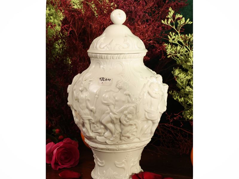 Capodimonte, Vaso a potiche in porcellana con scena mitologica