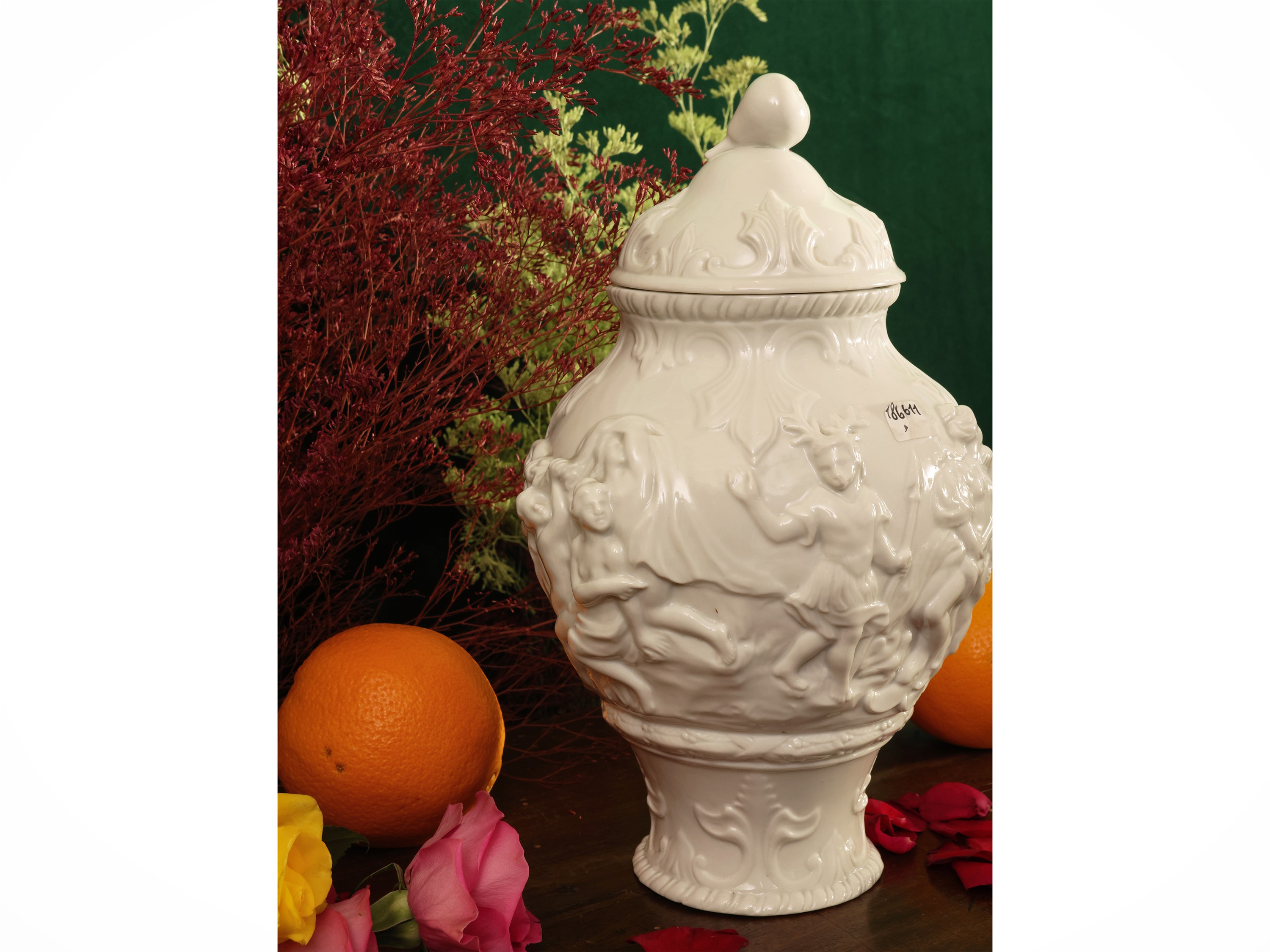 Capodimonte, Vaso a potiche in porcellana con scena mitologica