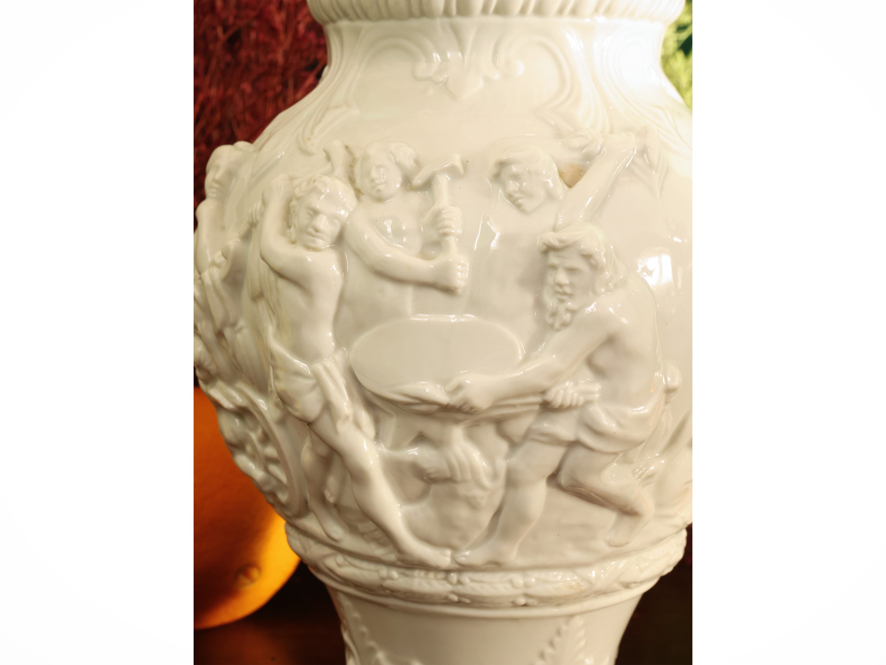 Capodimonte, Vaso a potiche in porcellana con scena mitologica