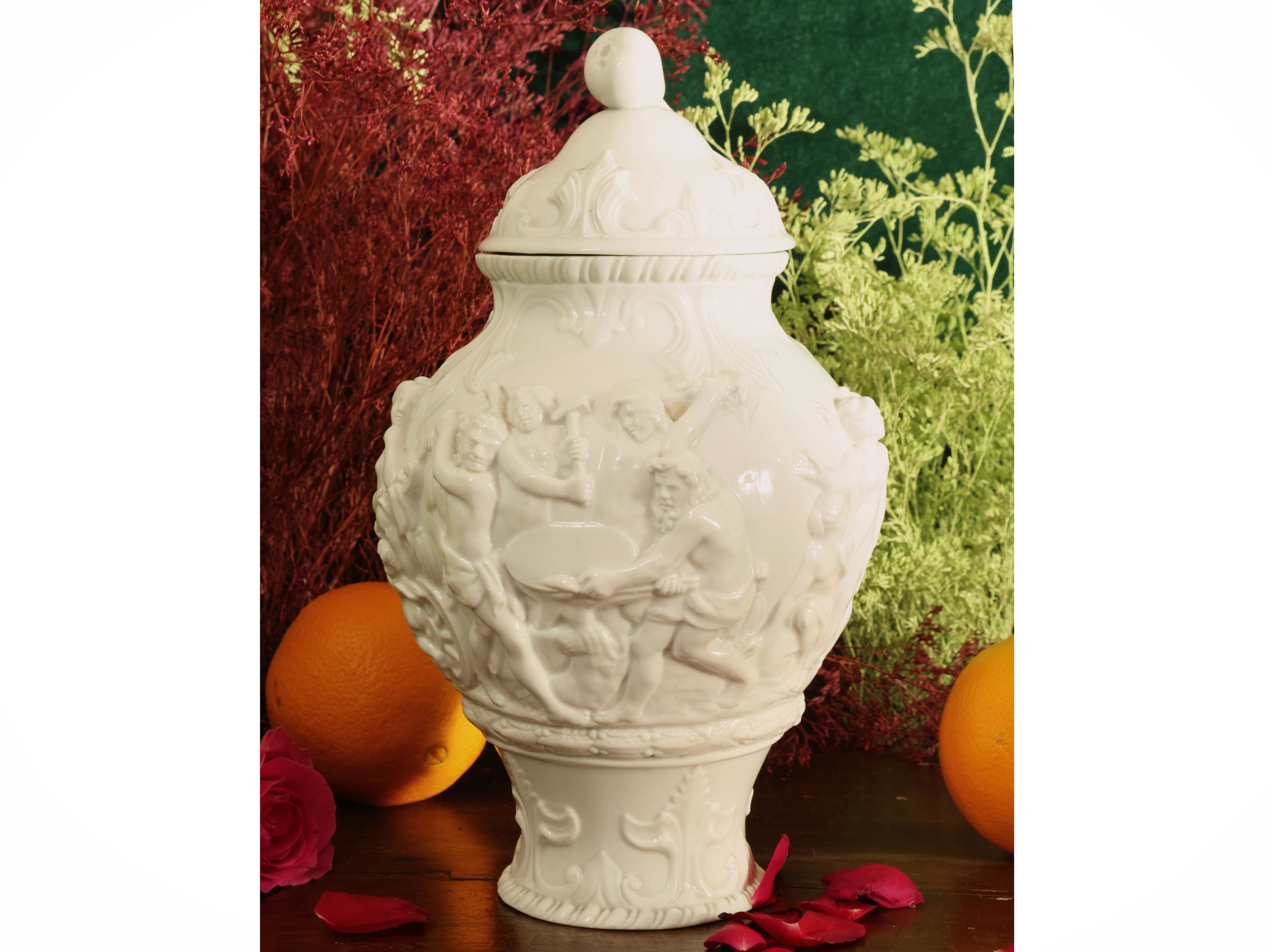 Capodimonte, Vaso a potiche in porcellana con scena mitologica