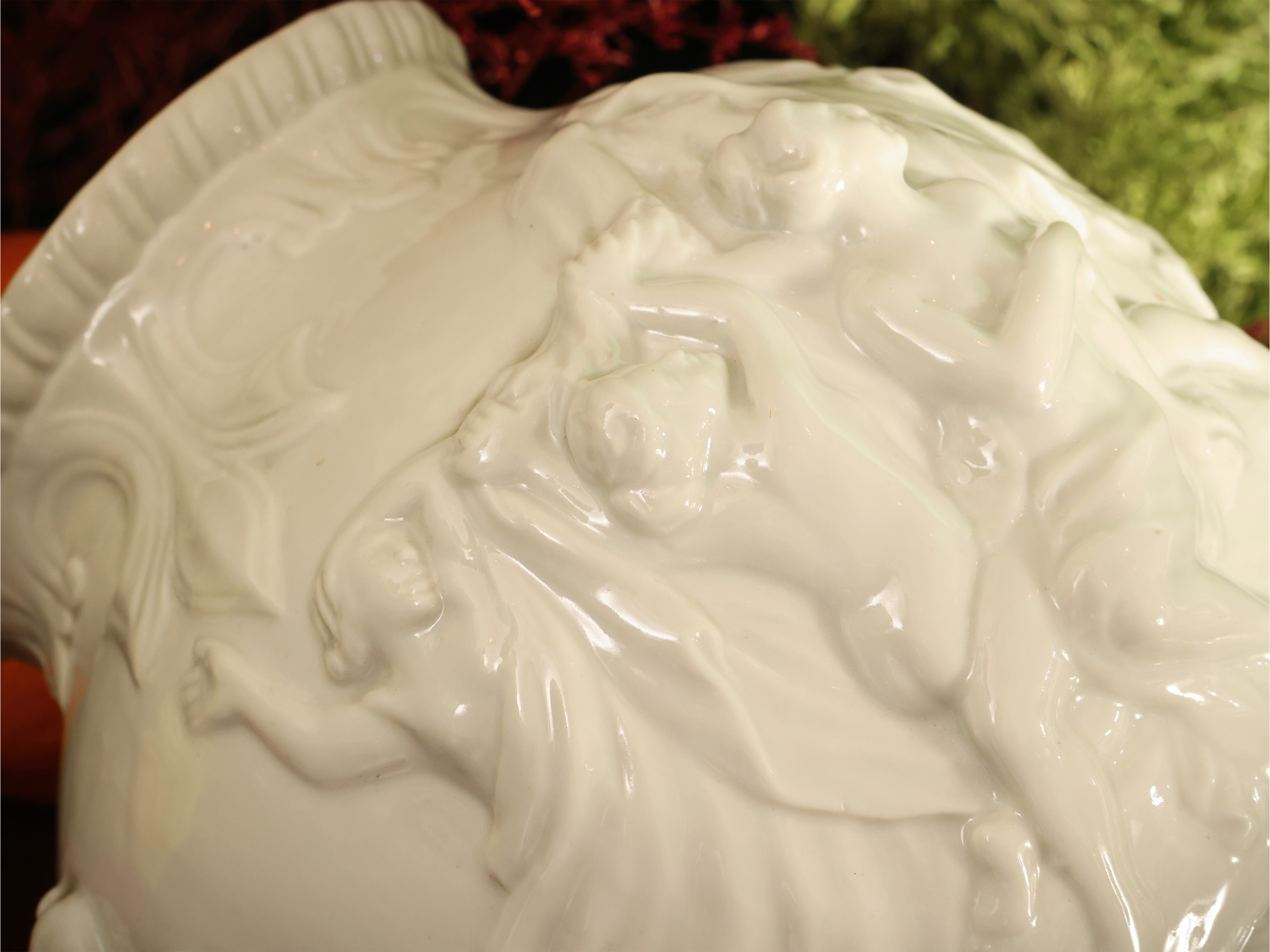 Capodimonte, Vaso a potiche in porcellana con scena mitologica