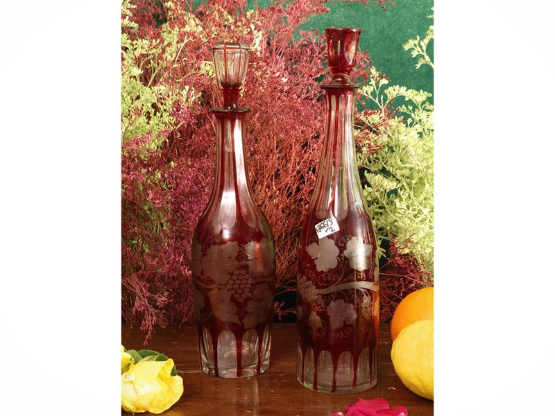 Coppia di bottiglie da vino in vetro rosso di Boemia