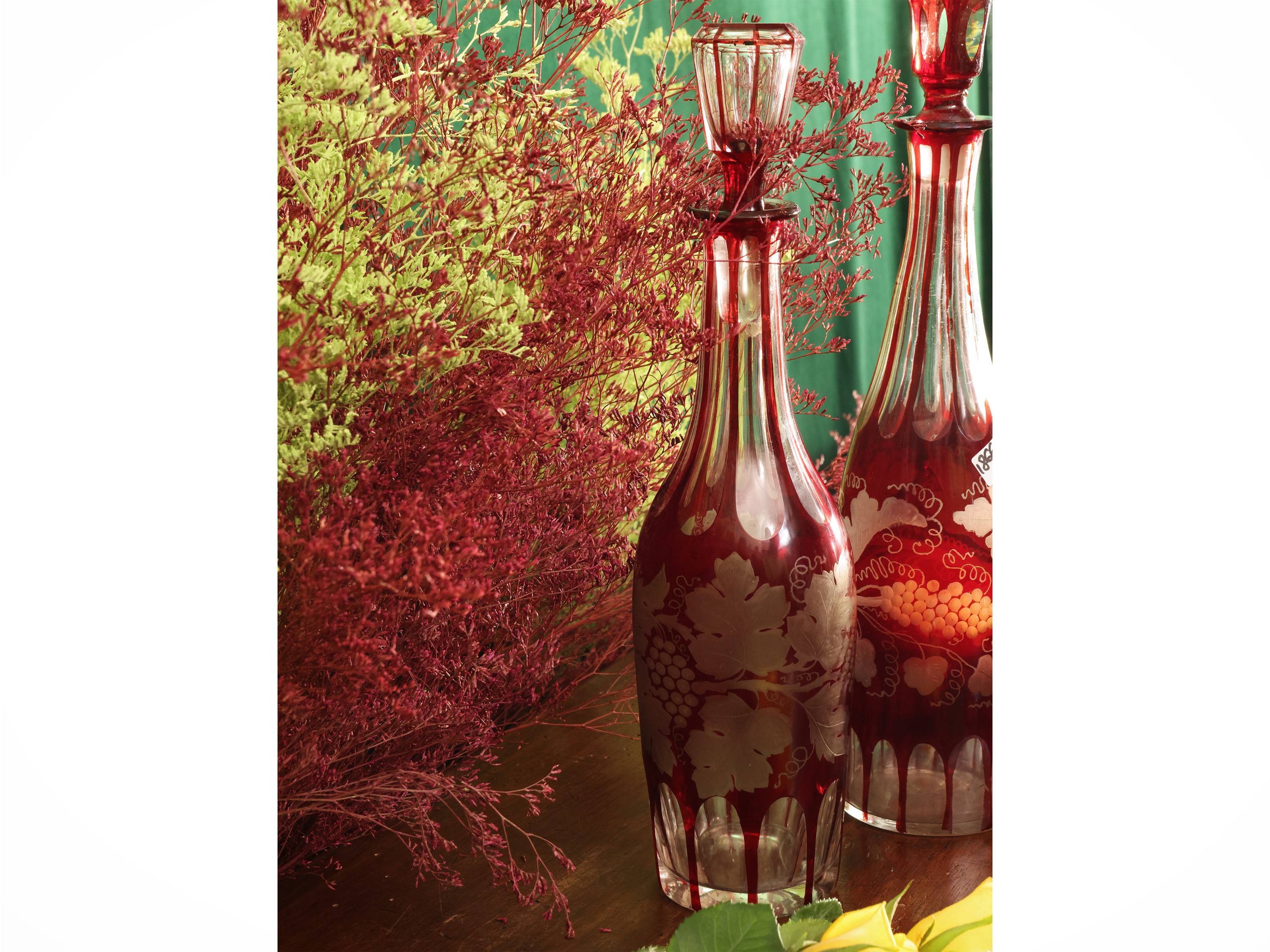 Coppia di bottiglie da vino in vetro rosso di Boemia
