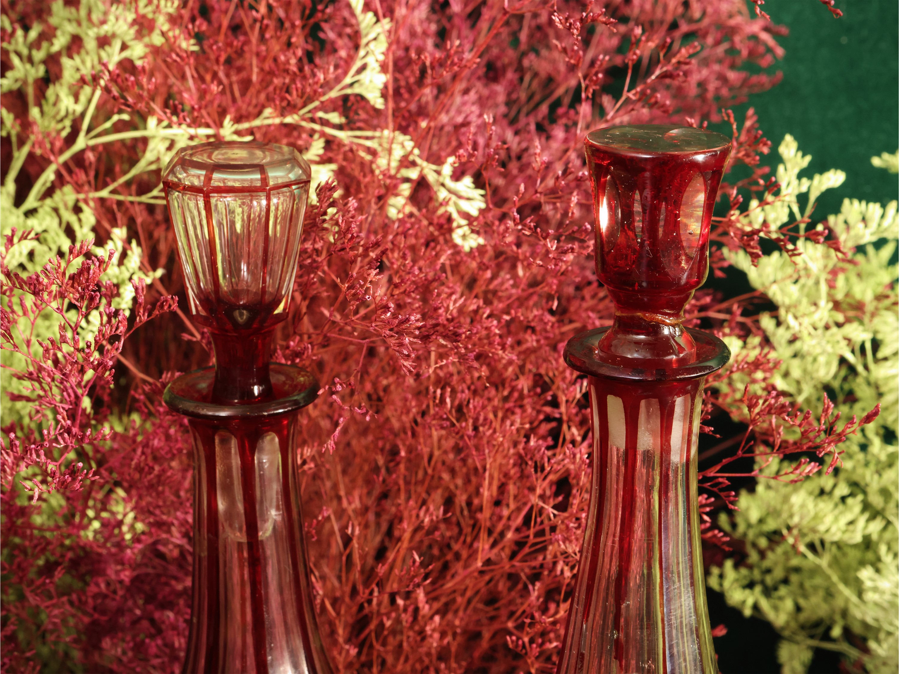 Coppia di bottiglie da vino in vetro rosso di Boemia
