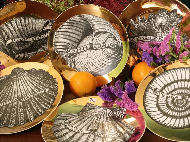 Piero Fornasetti - Serie di sei piatti in porcellana “Conchyliorum” (1950-1955)