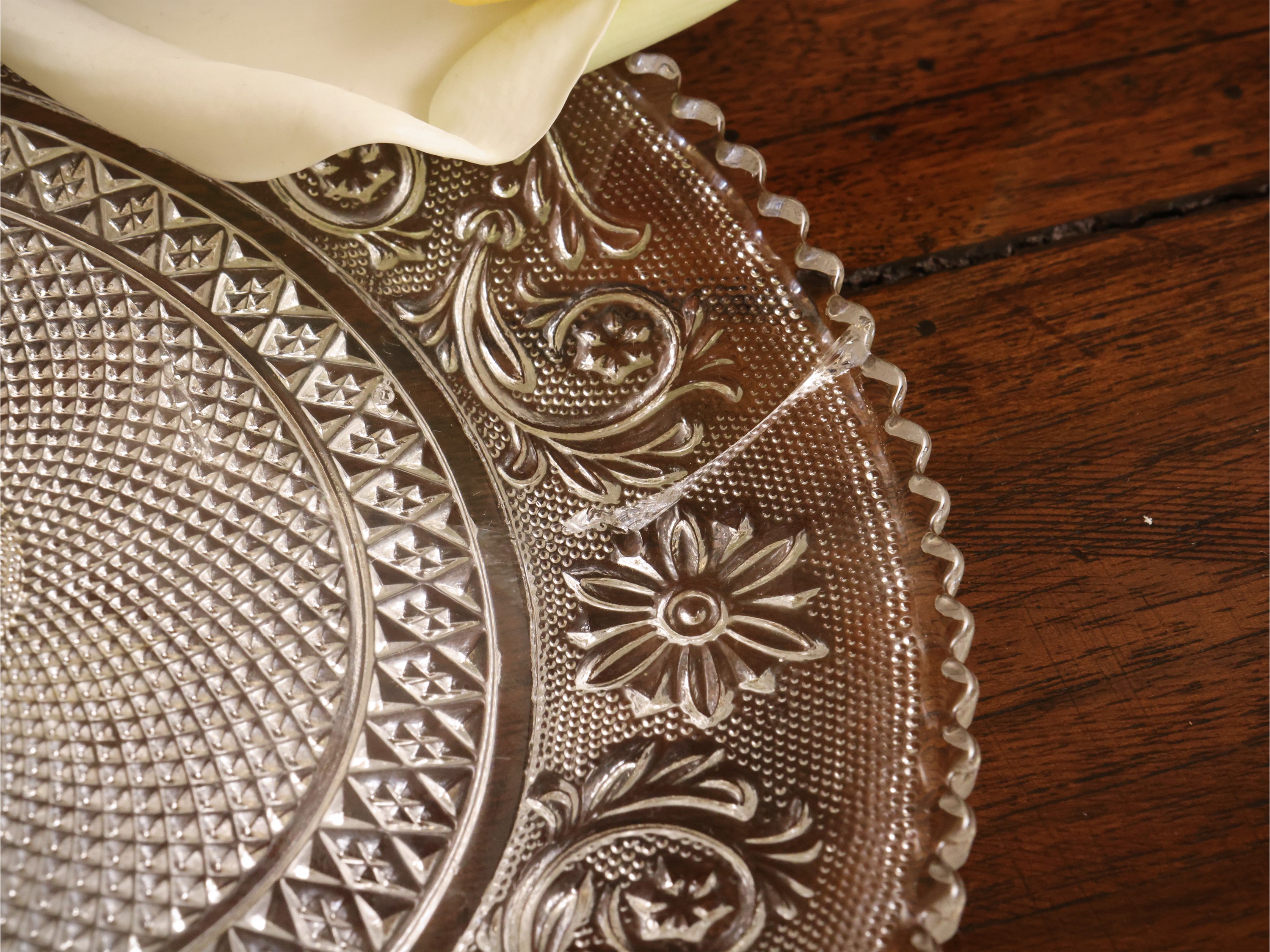 Dodici Piattini in Vetro Pressato, Modello Arabesque, Baccarat