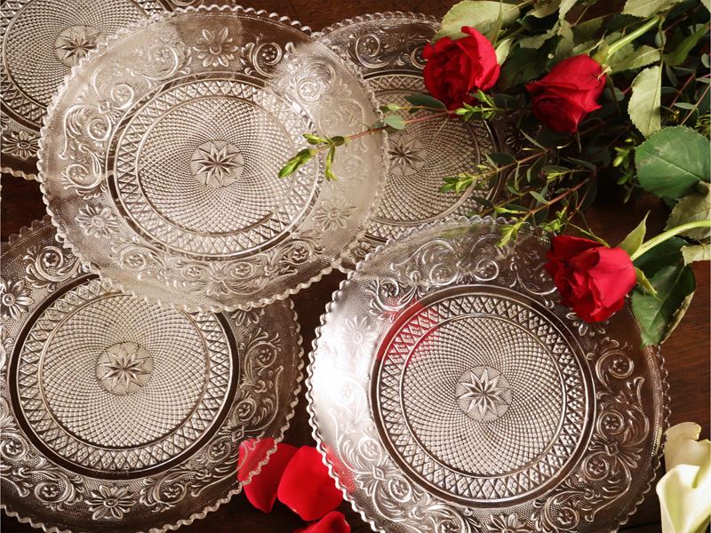 Dodici piattini in vetro pressato, modello Arabesque, Baccarat
