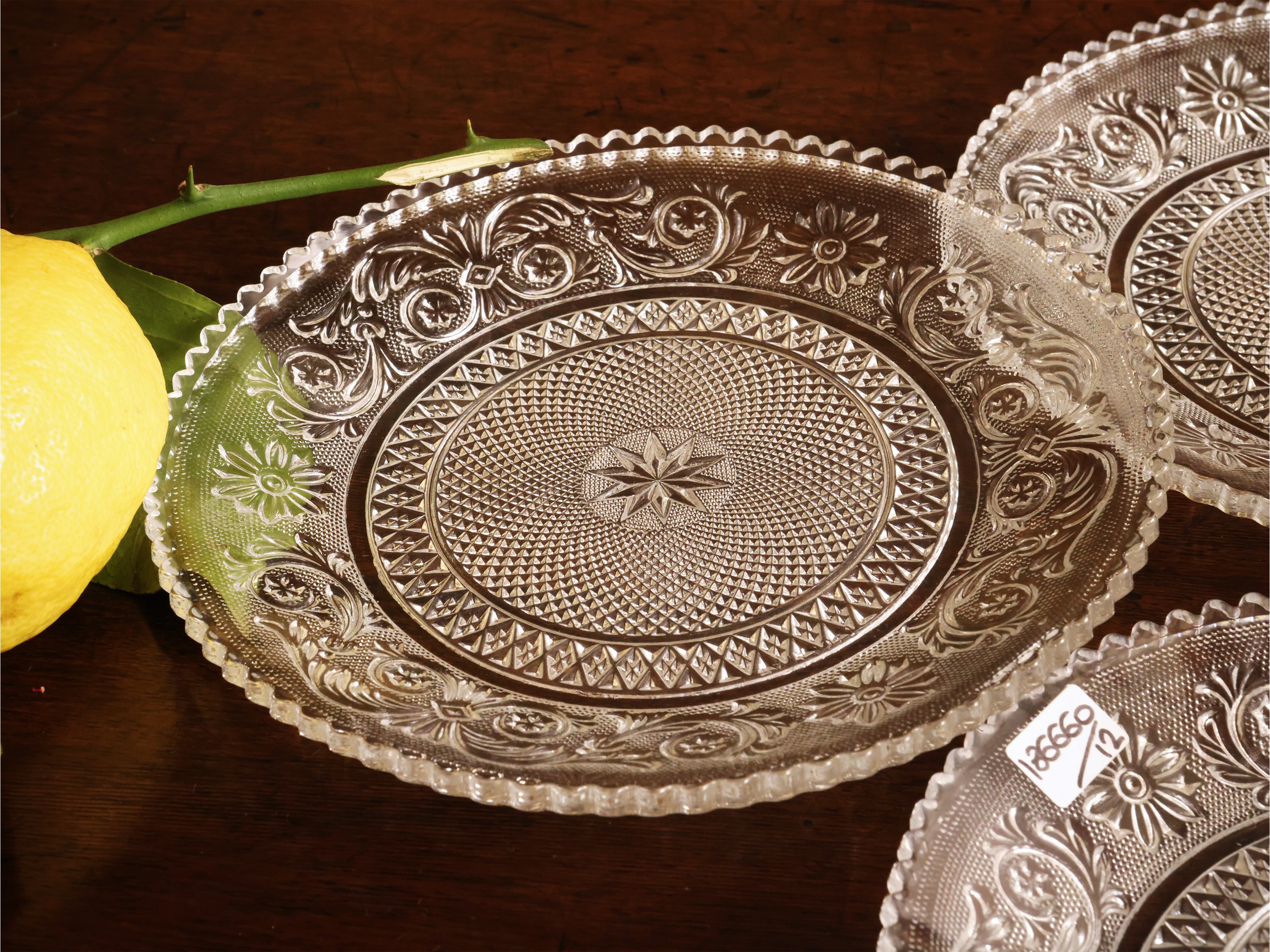 Dodici piattini in vetro pressato, modello Arabesque, Baccarat
