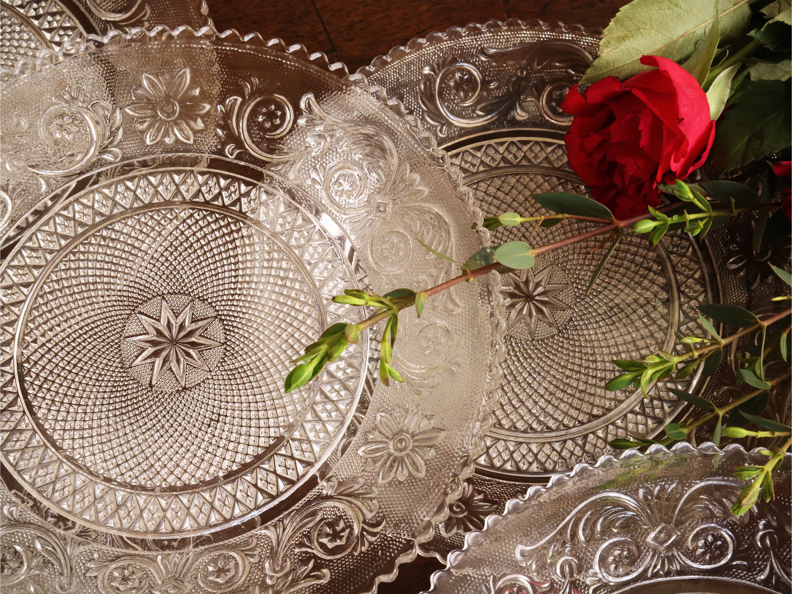 Dodici piattini in vetro pressato, modello Arabesque, Baccarat